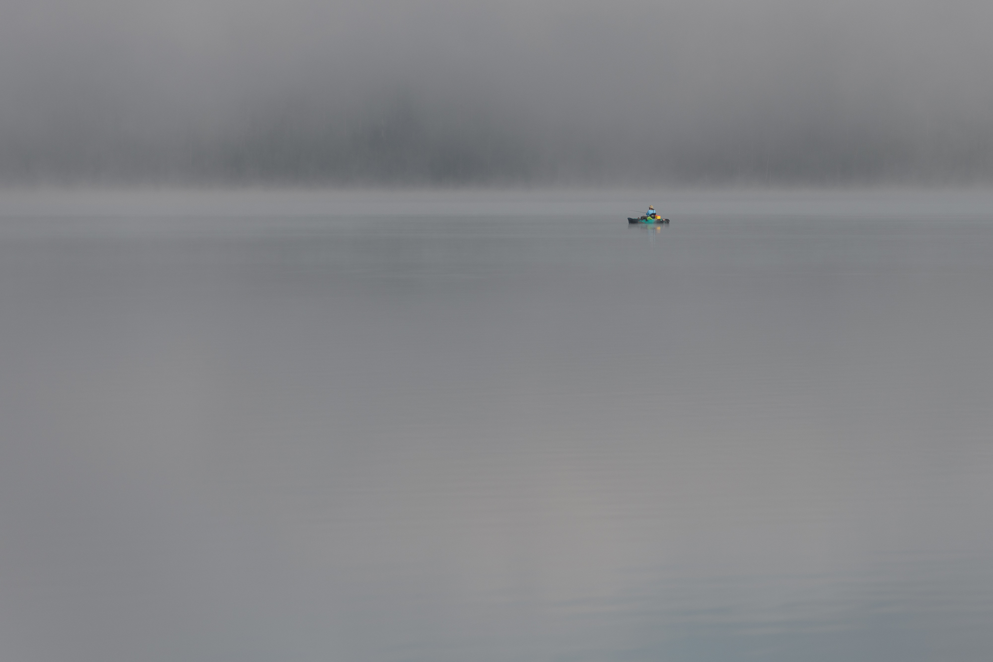 Parc national de Grand Teton au nord-ouest du Wyoming. Pêcheur dans le lac de Jenny Lake à 2067m.