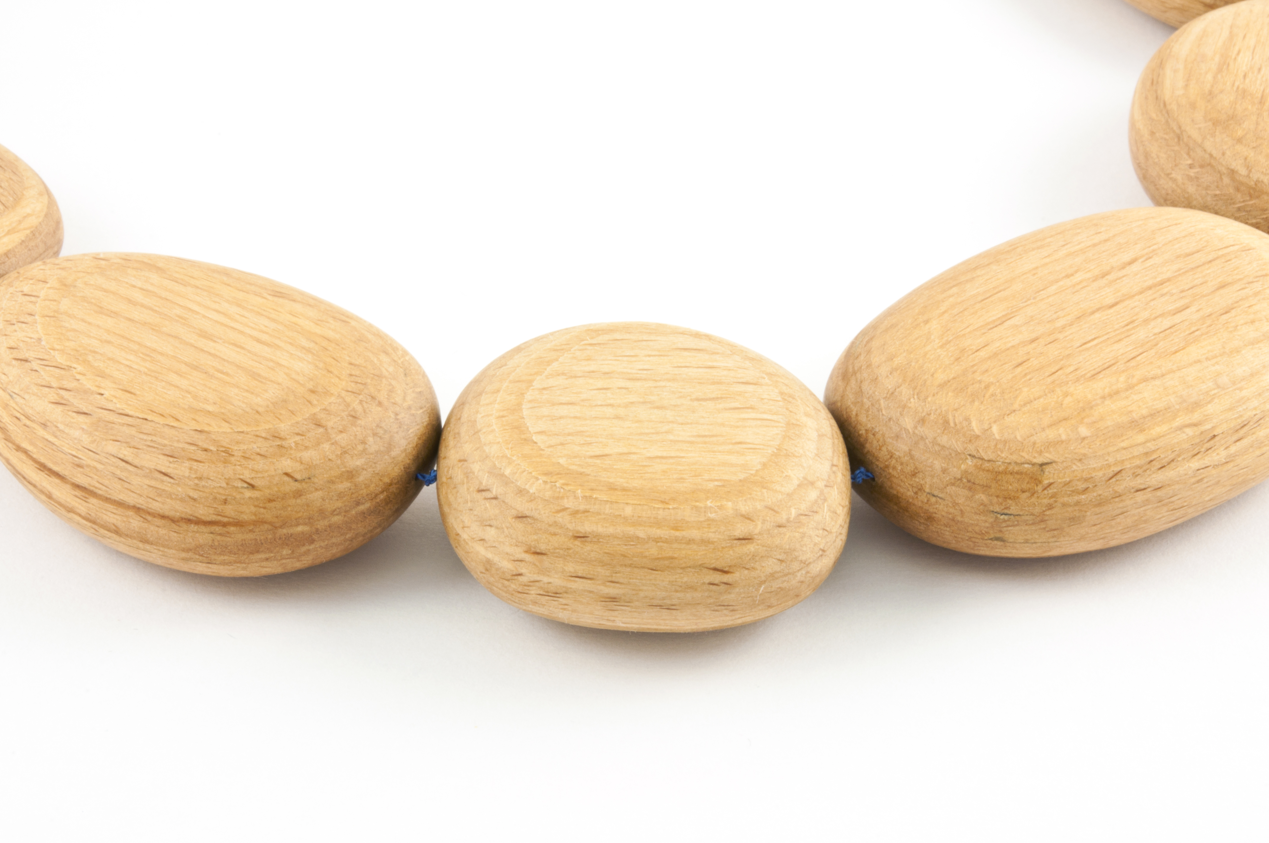 im Fluss | 2019 | necklace | birch wood, magnet, thread