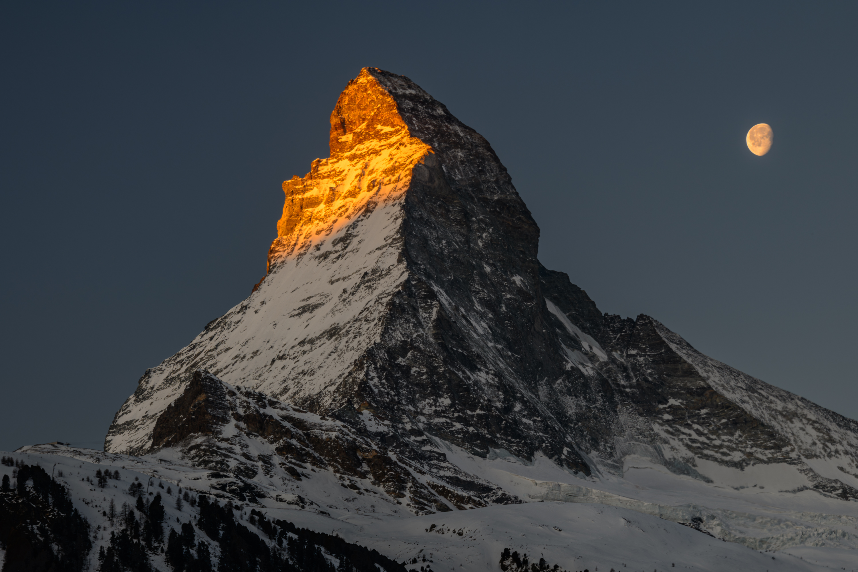 La lune a rendez vous avec le levé du soleil. 