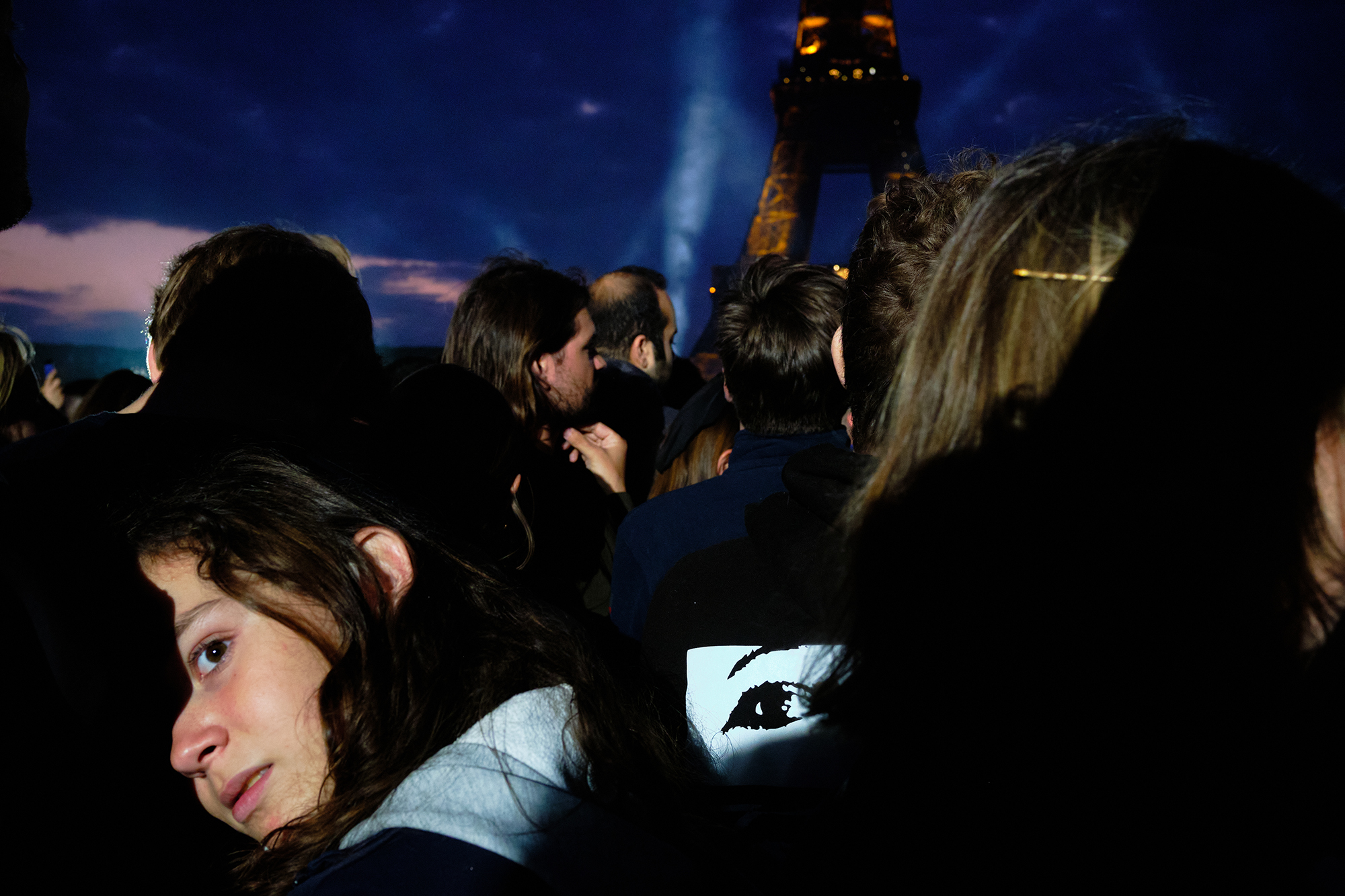Philippe-Sarfati-reportage-photography-photographer-street-documentary-photojournalism-photojournalist-paris-france-eiffel-tower-champ-de-mars-macron-rassemblement-gathering-presidential-election-kid-looking-back-eyes-night