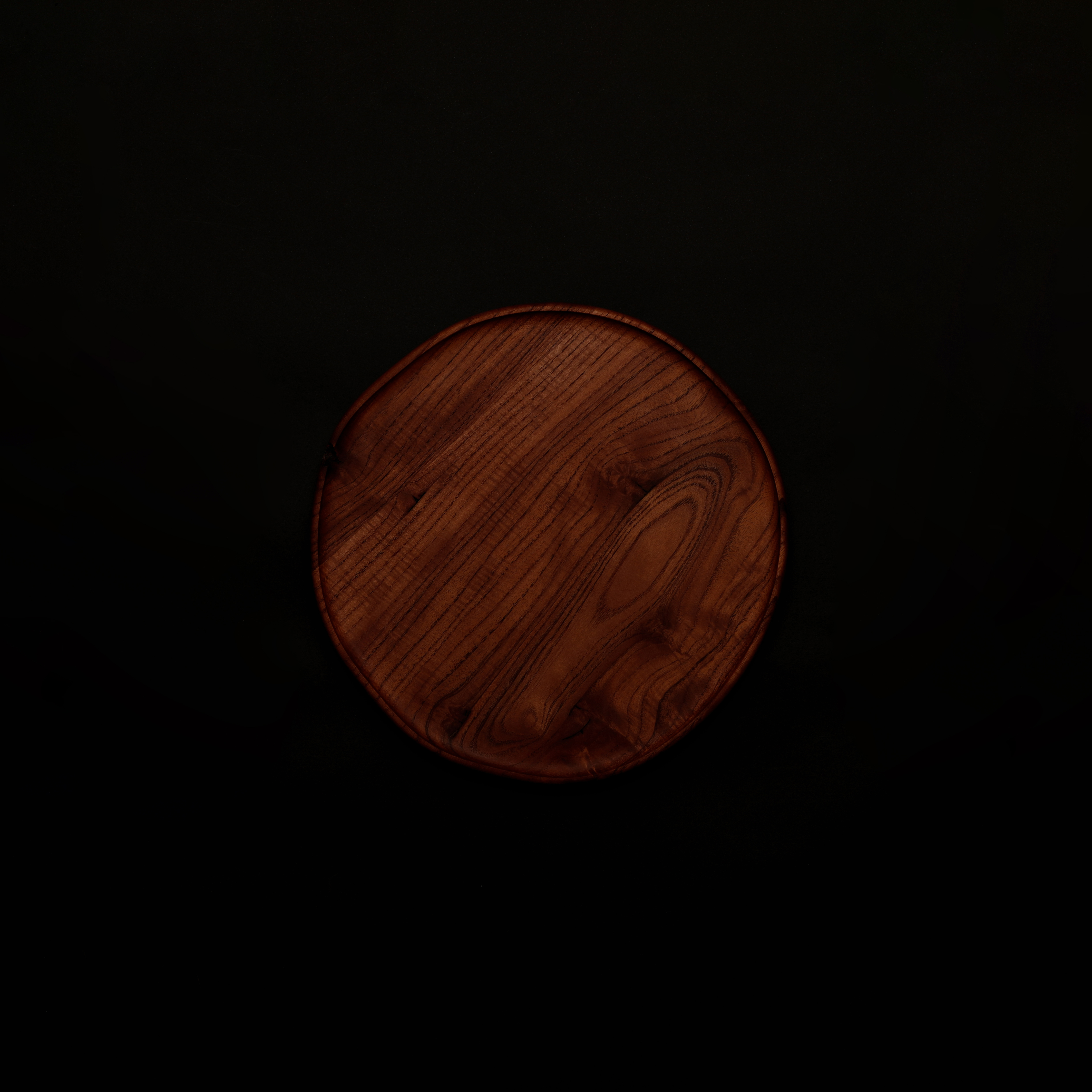 물건연구소의 참죽나무 소재 삼발이  트레이