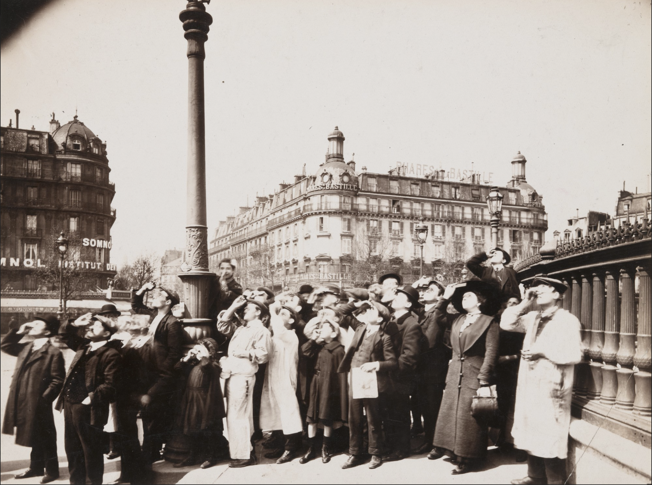  Eugène Atget, During the Eclipse (Pendant l'éclipse), 1912