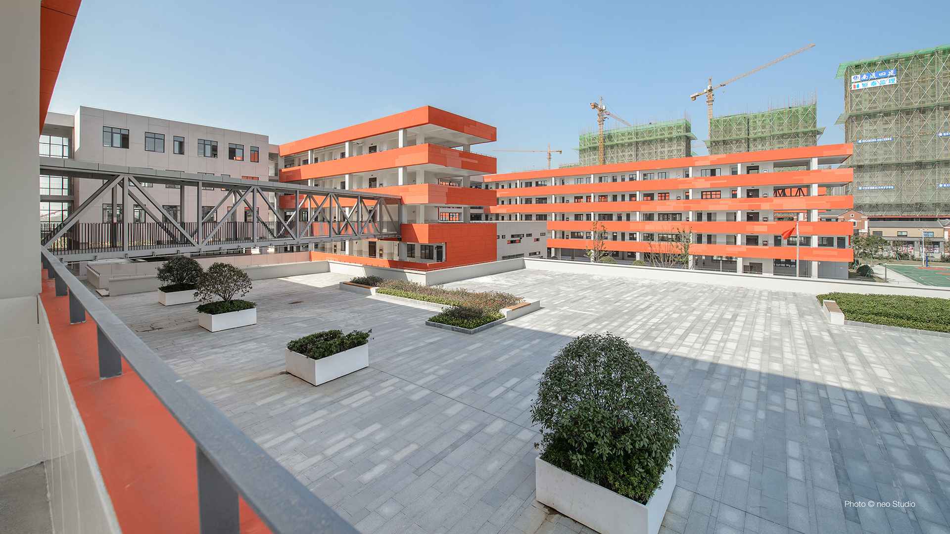 Roof garden on the gymnasiumPhoto © neo Studio