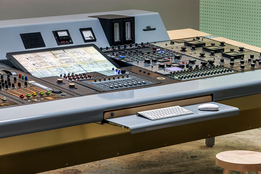 Mixing project. Yamaha pm2000-24. Mixing project. Mixing project. Mixing metal in studio.