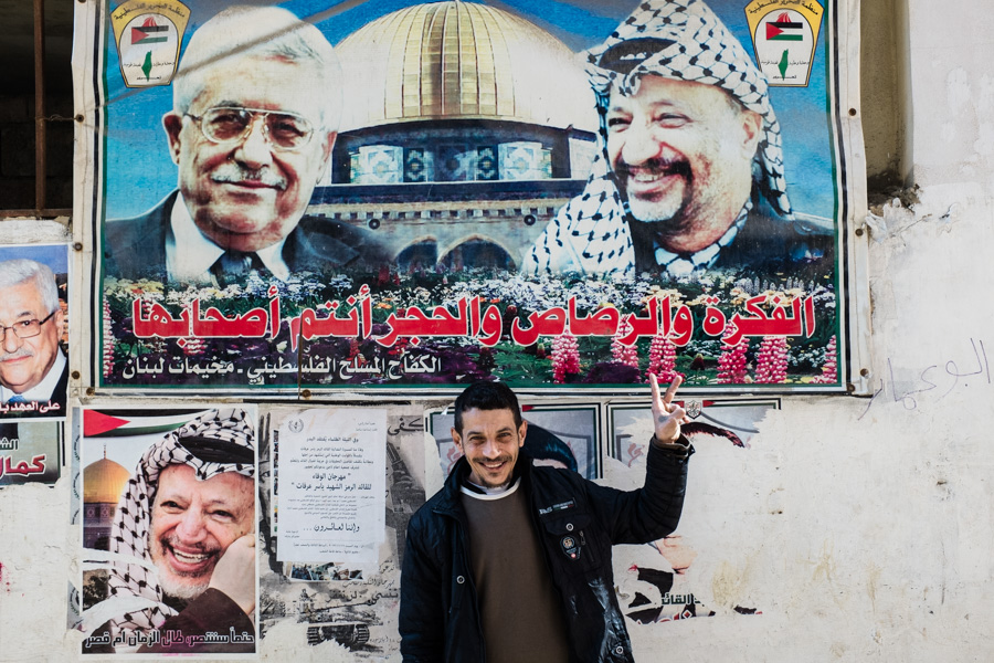  Shatila camp, beirut, lebanon Le Fatah est le mouvement majoritaire &agrave; SHatila, et il affiche sa pr&eacute;sence de mani&egrave;re visible dans les rues, malgr&eacute; la perte de popularit&eacute; du mouvement. Les signes distinctifs du Fatah et du Hamas n'ont pu revenir qu'apr&egrave;s la fin de la main mise syrienne au Liban, en 2005. Avant cela, tout signe d'appartenance au Fatah &eacute;tait prohib&eacute;.