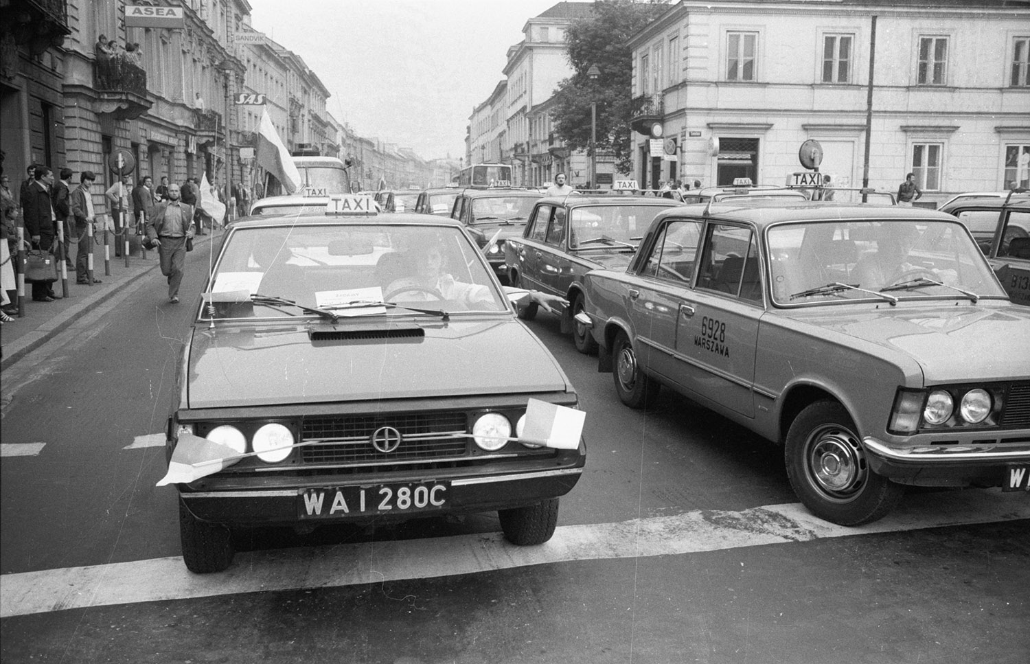 Taksówki na Nowym Świecie przy skrzyżowaniu z Alejami Jerozolimskimi w Warszawie. Blokada śródmieścia Warszawy 3-5 sierpnia 1981 roku. Fot. Grzegorz Rogiński/PAP