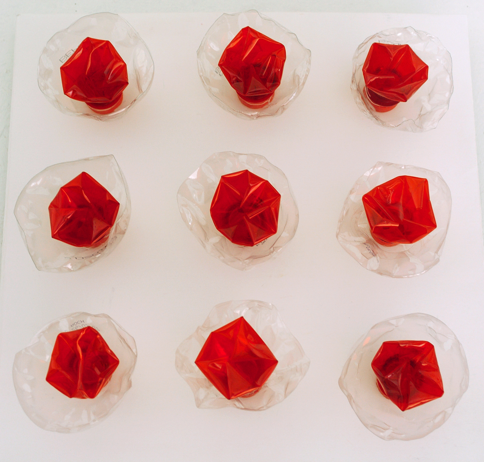 Sans titre, plastique de bouteille rouge d&eacute;coup&eacute;, modulable