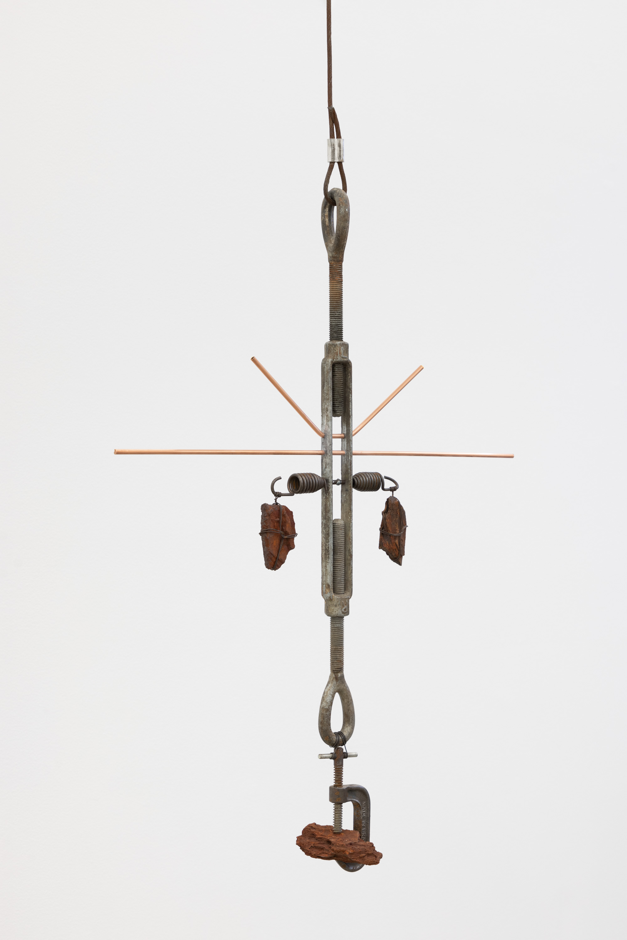 CLAVÍCULAFerro, cobre, pedras de minério de ferro. 92 x 65 x 15 cm. 2023