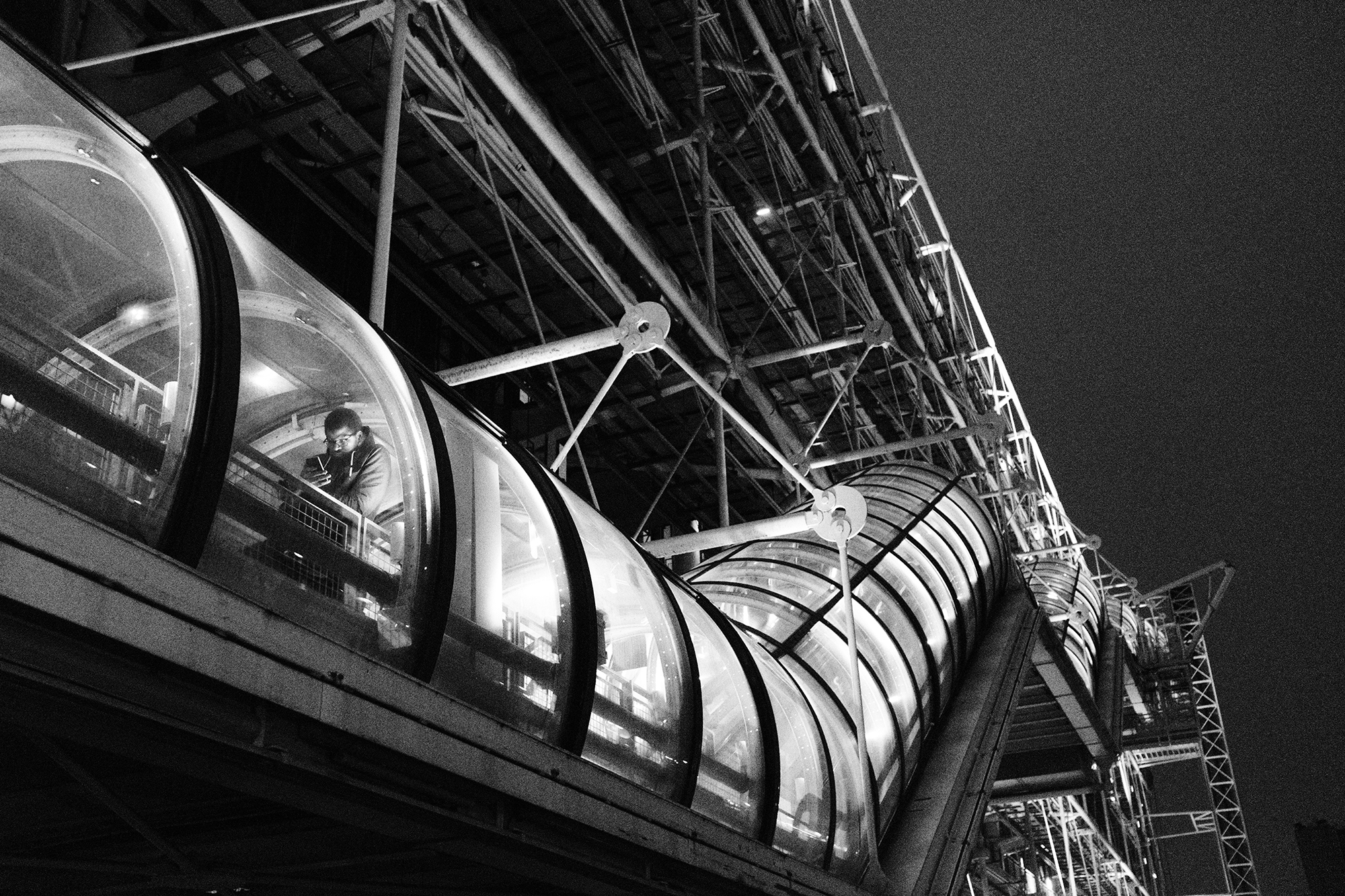 Philippe Sarfati-Territories-photography-photographer-street-documentary-architecture-black-and-white-renzo-piano-richard-rogers-beaubourg-centre-pompidou-paris-france-museum-grid-metal-steel-structure-high-tech-tube-glass-man-waiting-guard-phone