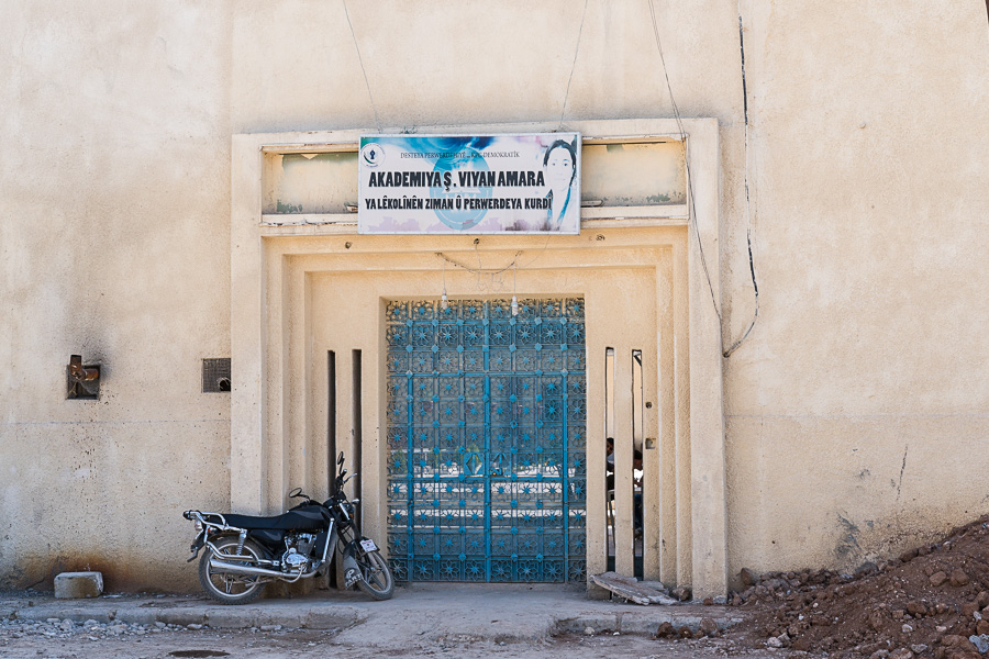 Koban&ecirc;, avril 2018.  Les Acad&eacute;mies sont des structures de formation politique. Ici, les futurs enseignants y re&ccedil;oivent une formation id&eacute;ologique pour mieux comprendre le syst&egrave;me politique inspir&eacute; de la th&eacute;orie de la Nation D&eacute;mocratique et du Conf&eacute;d&eacute;ralisme D&eacute;mocratique d'Abdullah &Ouml;calan. Viyan Amara (Sevim Kaya) est c&eacute;l&egrave;bre pour avoir &eacute;t&eacute;, au sein du mouvement kurde, administratrice, enseignante, &eacute;crivaine, cin&eacute;aste. Elle a notamment travaill&eacute; sur l'enseignement de la langue kurde.