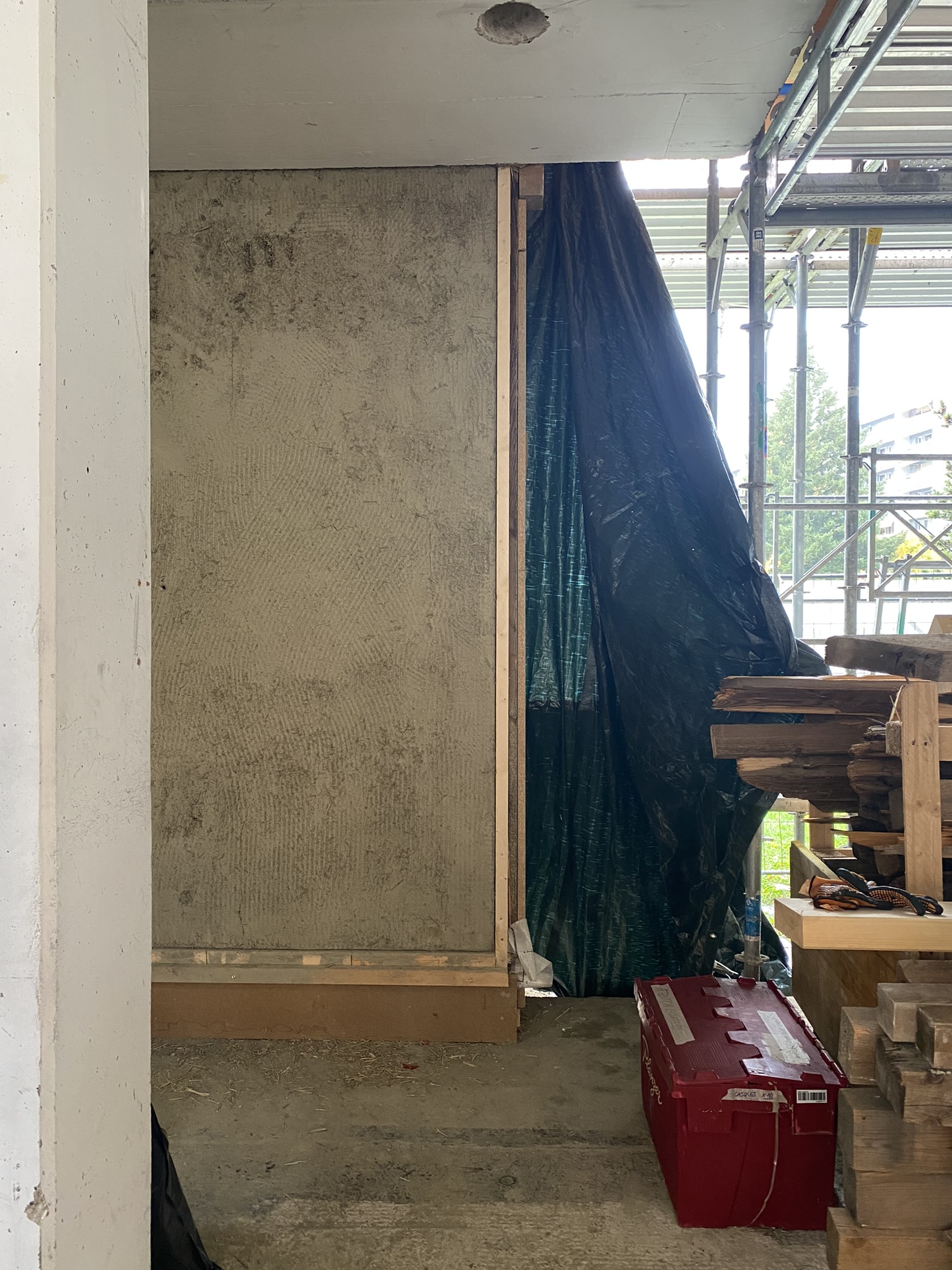 Même s'il a été partiellement enduit, le mur en paille doit être protégé pour l'hiver. Il sera terminé l'été prochain.