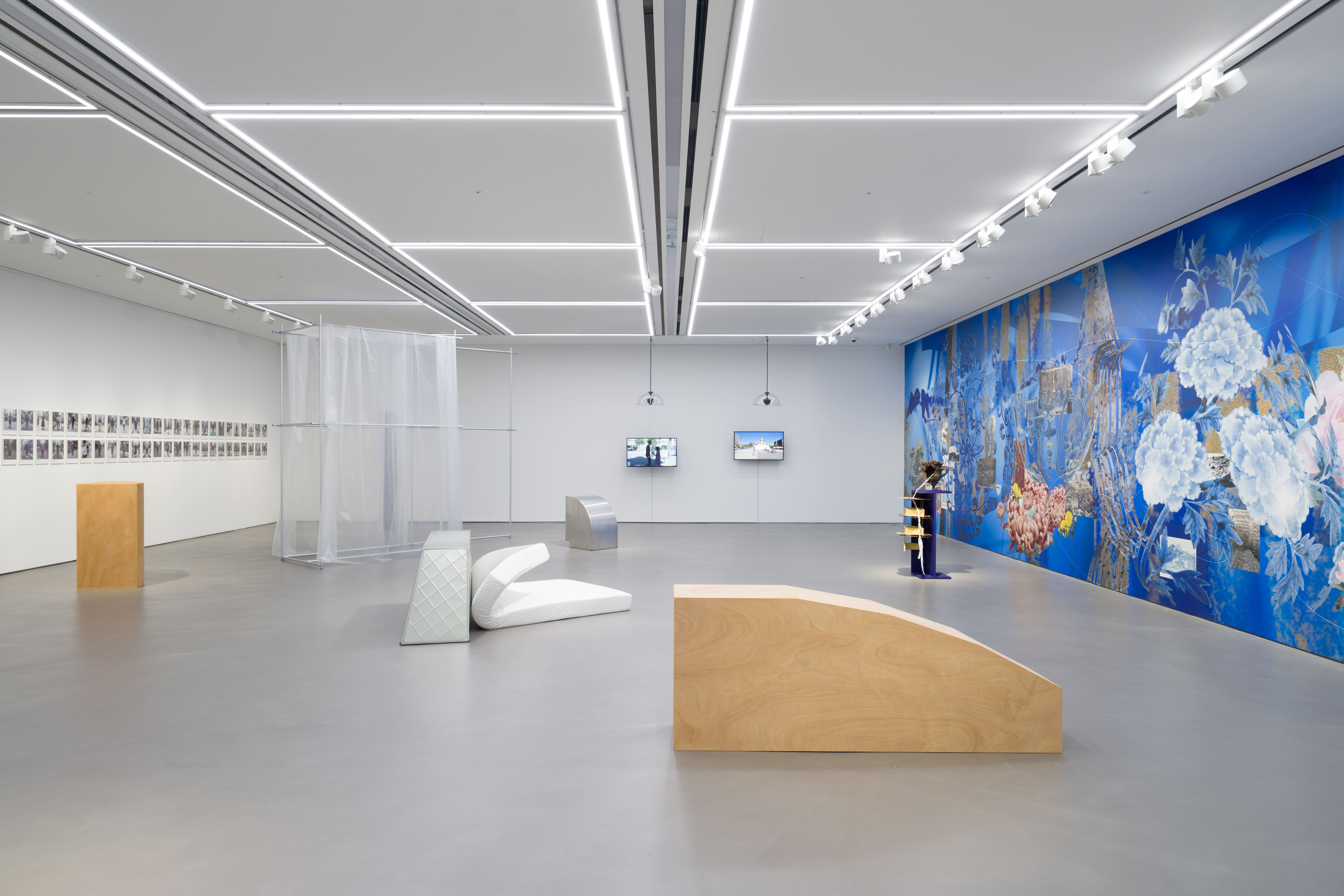 두산인문극장 기획전 《Ringing Saga》(2025, 두산아트센터 두산갤러리) 기획전 전시 전경 