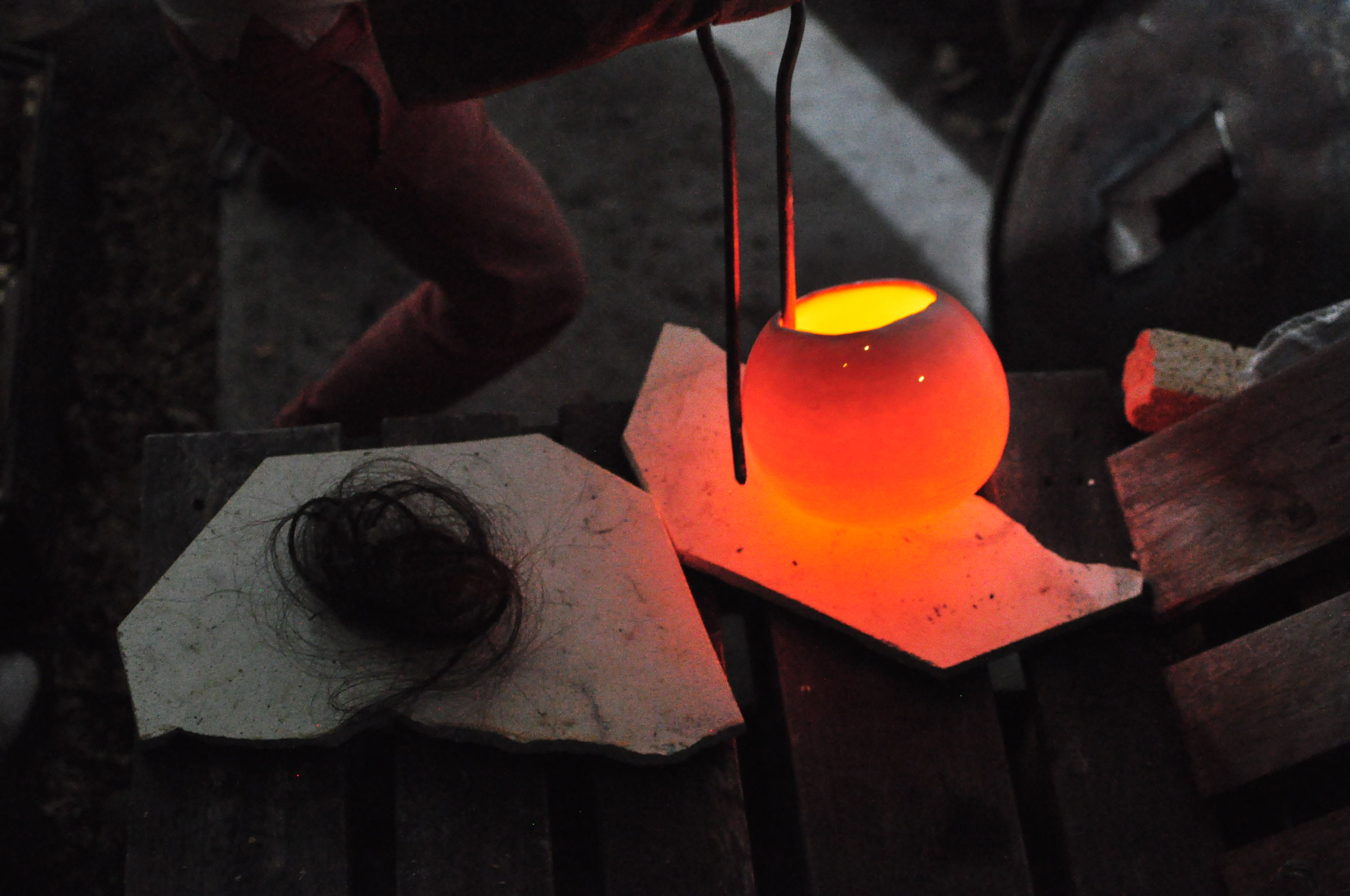 Moons. Low temperature ceramics. Hand made with rolls. Raku firing with horse hair. Bogot&aacute; 2019