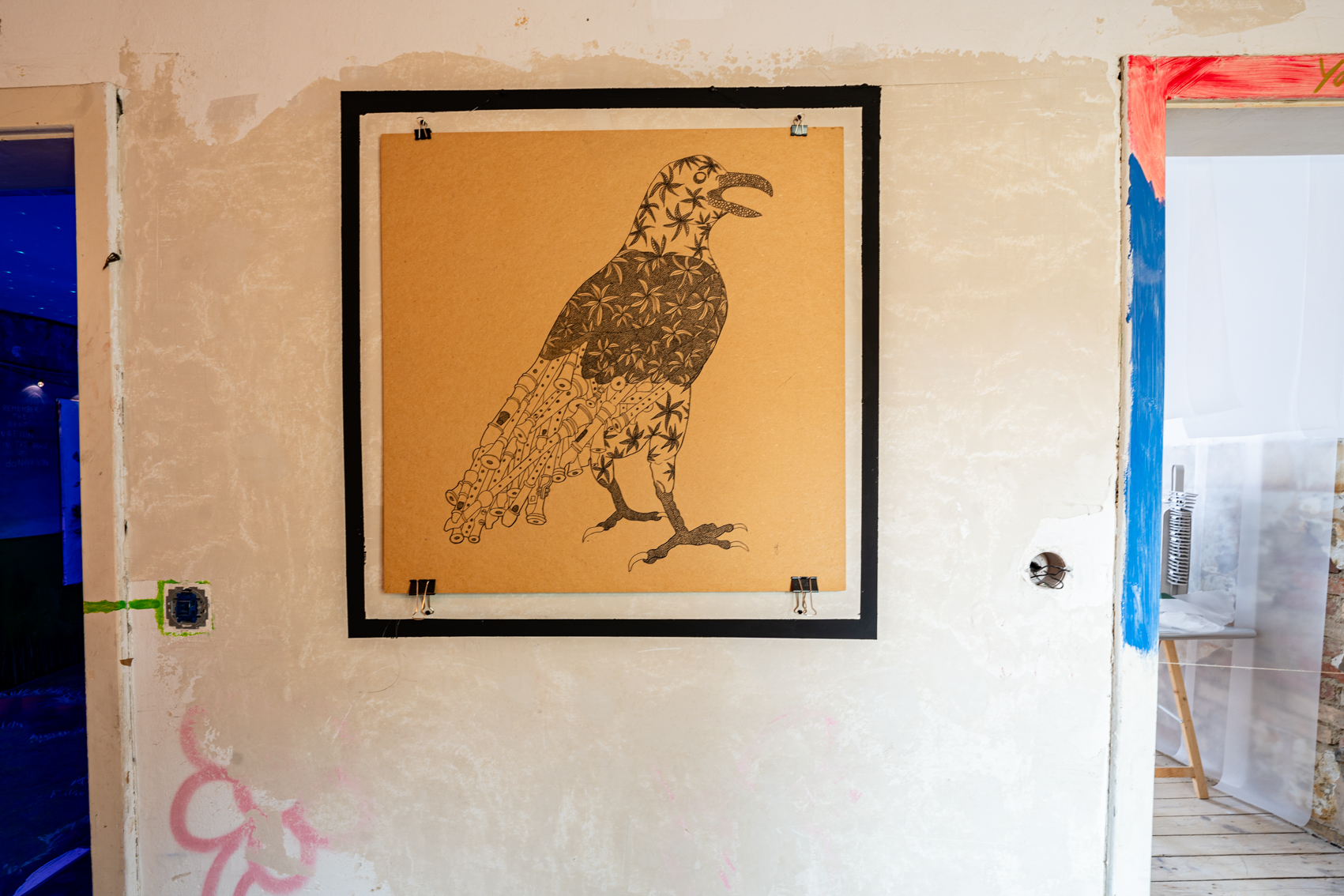 Bild 3 Seltsam: Quadratische Zeichnung auf gelblichem Papier eines Vogels. Der Schwanz des Vogels besteht aus Fl&ouml;tenh&auml;lsen, w&auml;hrend der Rest mit filigranem Bl&uuml;tenmuster bedeckt ist.