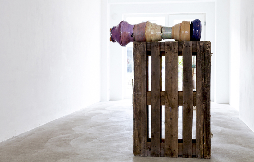 Lichtmaschine, 2017. Enameled pottery, 79 x 29,5 x 29,5 cm