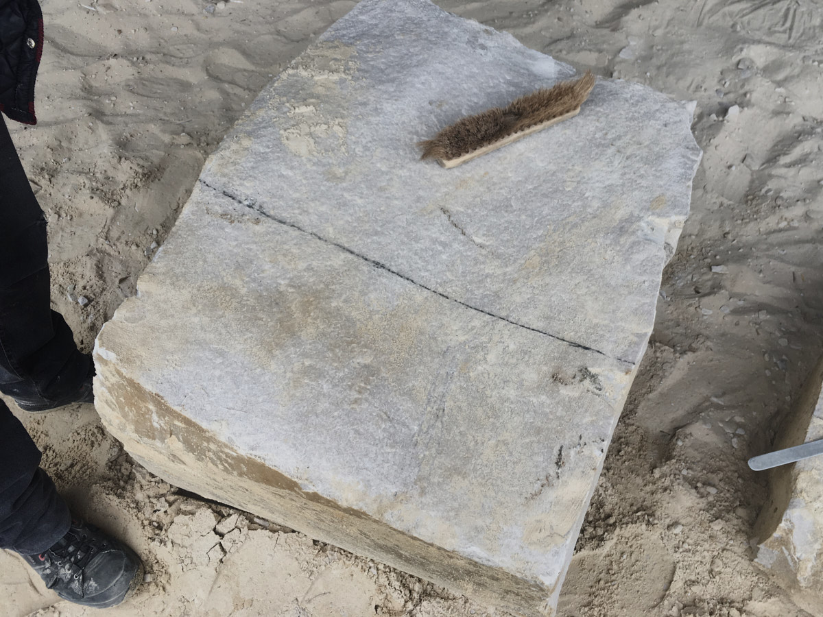 Avant la phase de débitage , la pierre est marquée à l'ardoise