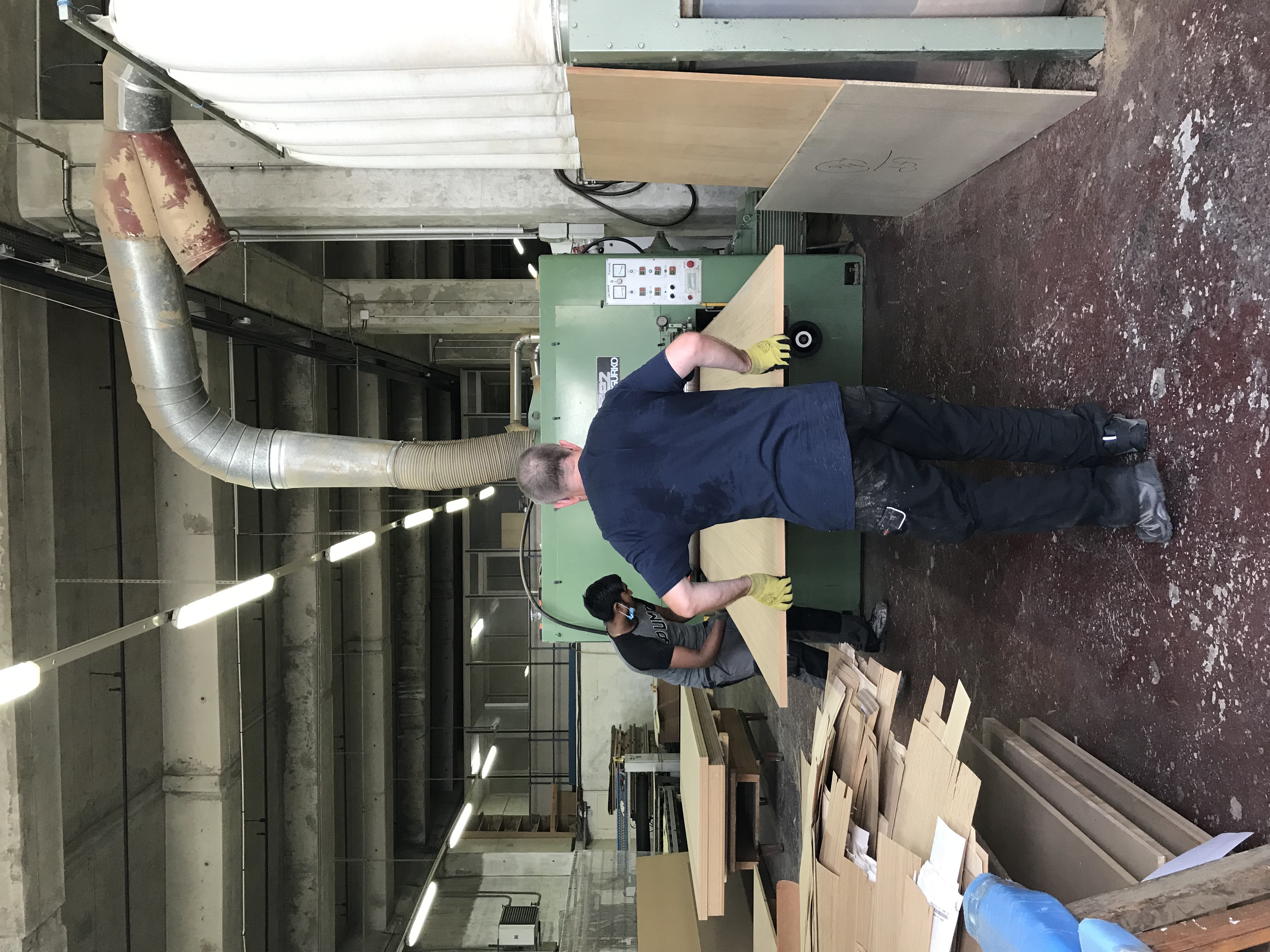 L'étape finale de la transformation est un ponçage léger, qui permet d'enlever les résidus de colle