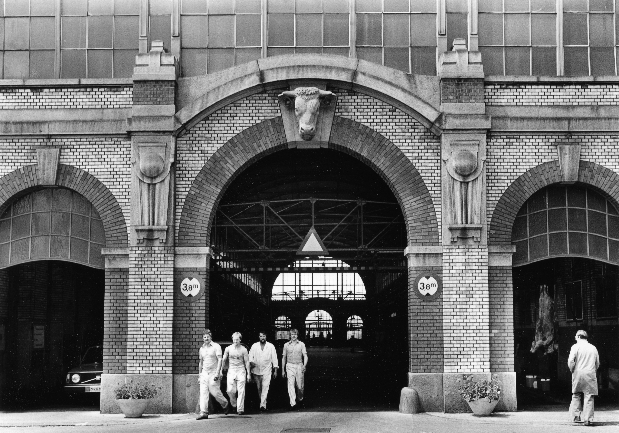 Workers passing the prominent gate of the connection hall, 1980. Source: Baugeschichtliches Archiv der Stadt Zürich.
