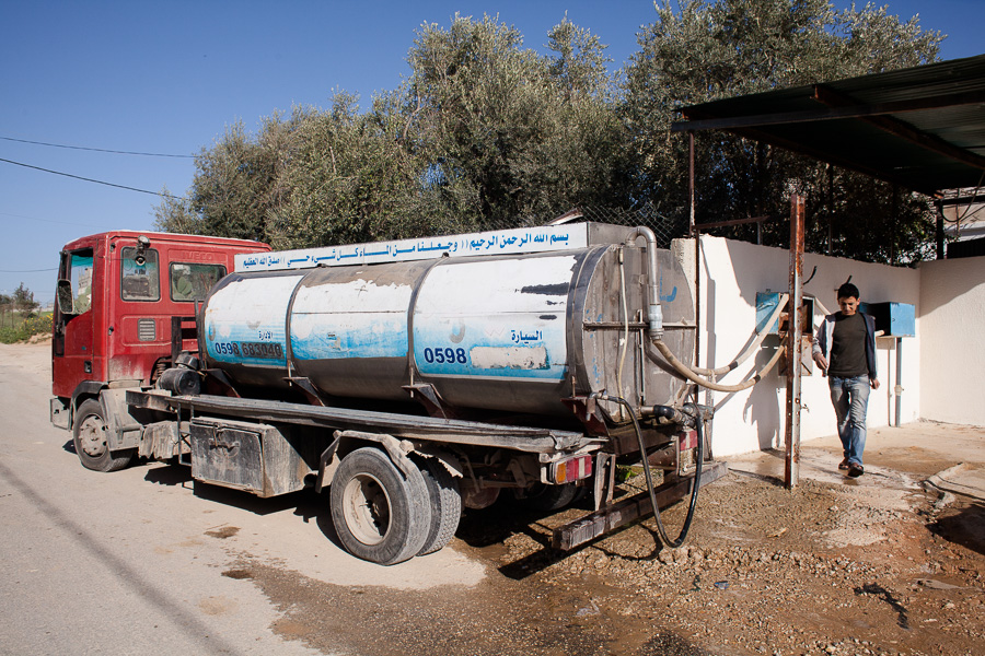 Beith Hanoun, mars 2013 On voit ce genre de camions partout dans la bande de Gaza. Ce propri&eacute;taire de putis vend son eau. L'eau de la nappe phr&eacute;atique, pollu&eacute;e et salinis&eacute;e par un pompage massif des isra&eacute;liens, s'&eacute;puise et est trop pollu&eacute;e pour &ecirc;tre consomm&eacute;e directement.
