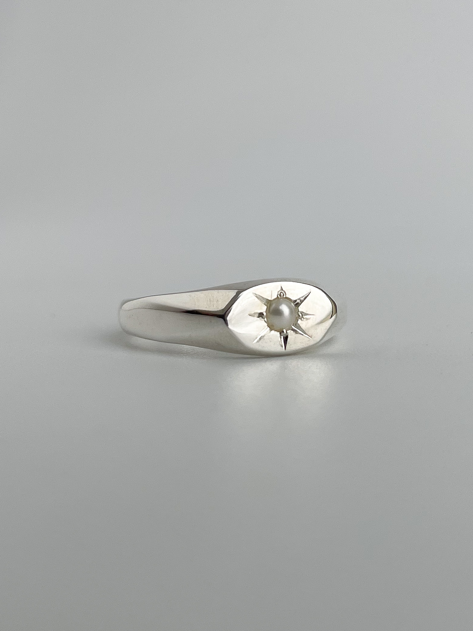 PEARL SIGNET - SIZE P 1/2 - SOLD