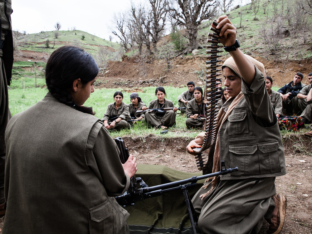 Qandil, kurdistan La formation militaire est continue. a certains moments, les guerilleros rejoignent des camps o&ugrave; ils re&ccedil;oivent un entra&icirc;nement intensif, mais au quotidien, il s'agit surtout d'apprendre &agrave; entretenir et maintenir son &eacute;quipement. L'entra&icirc;nement physique alieu une ou deux fois par mois.