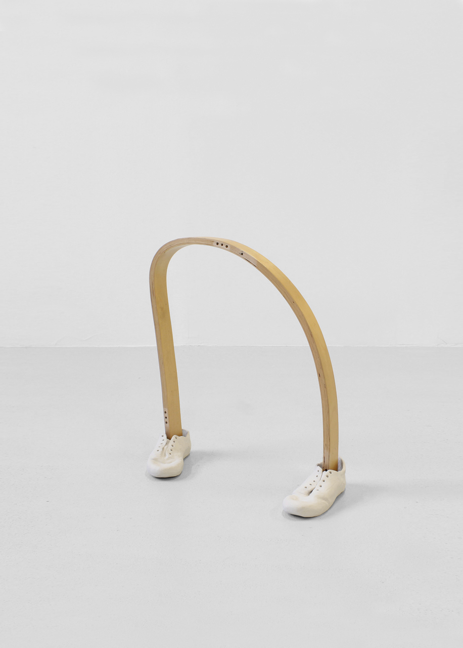 ONE KNEE MISSES THE OTHER, 2018. Found rest of a wooden chair and clay. 67 x 64 x 27 cm.