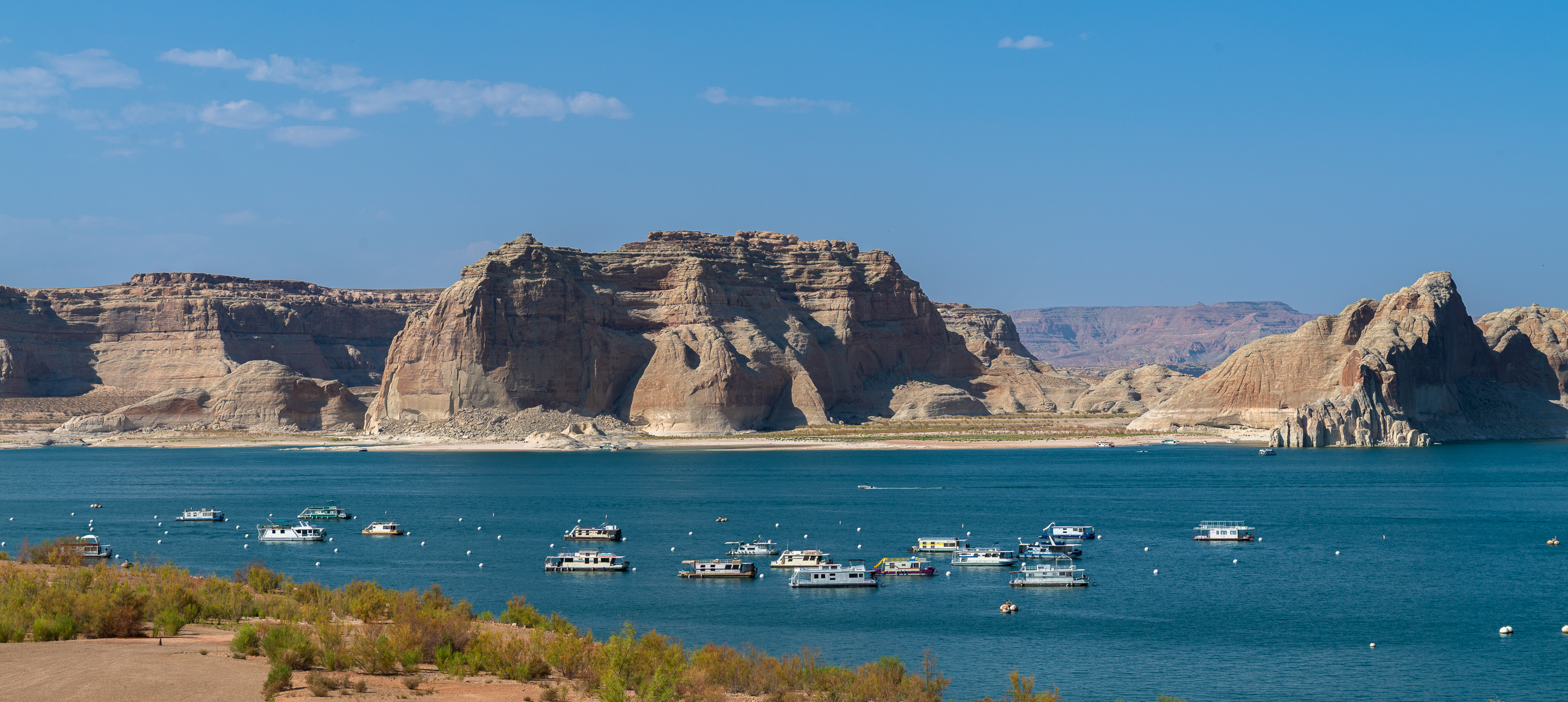 3200 km de cote, le lac artificiel du nom de John Wesley Powell (1° homme à descendre le Colorado). Réalisé à partir du barrage de Glen Canyon à coté de Page. 1963 à 80 soit  17 ans pour  le remplir.