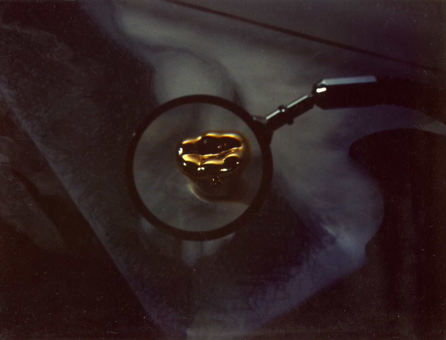 Sogno di Marilyn, 24 Luglio 1983;oggetto realizzato in oro, argento, avorio + un diamante, posto su un disegno e sotto ad una lente d’ingrandimento,esposto da Piero Cavellini nel 1975