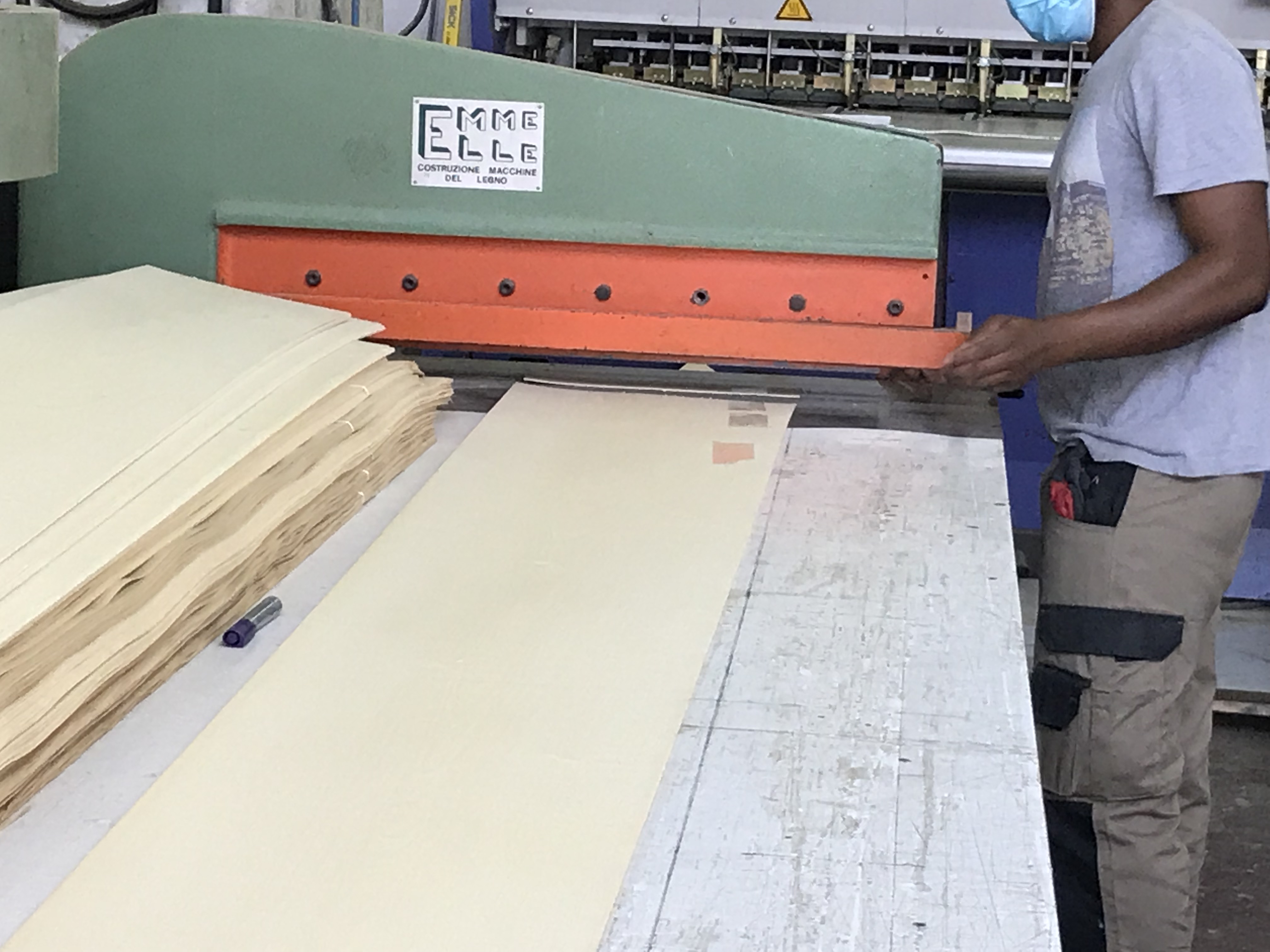 Les longeurs de plaques sont débitées sur un second massicot, plus petit