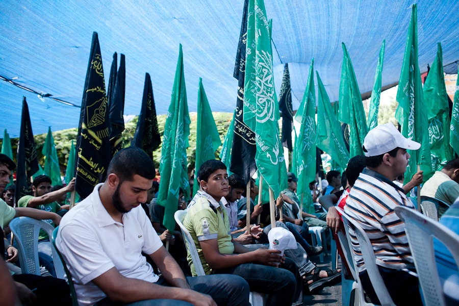 Gaza, été 2012.Tous les lundis à 10h, une manifestation de soutien aux prisonniers est organisée devant les locaux de la Croix Rouge. Les proches de détenus et des anciens prisonniers s'y retrouvent. Le but de cette action est que l'on n'oublie pas les prisonniers palestiniens qui croupissent dans les geôles israéliennes, dans des conditions détestables.
