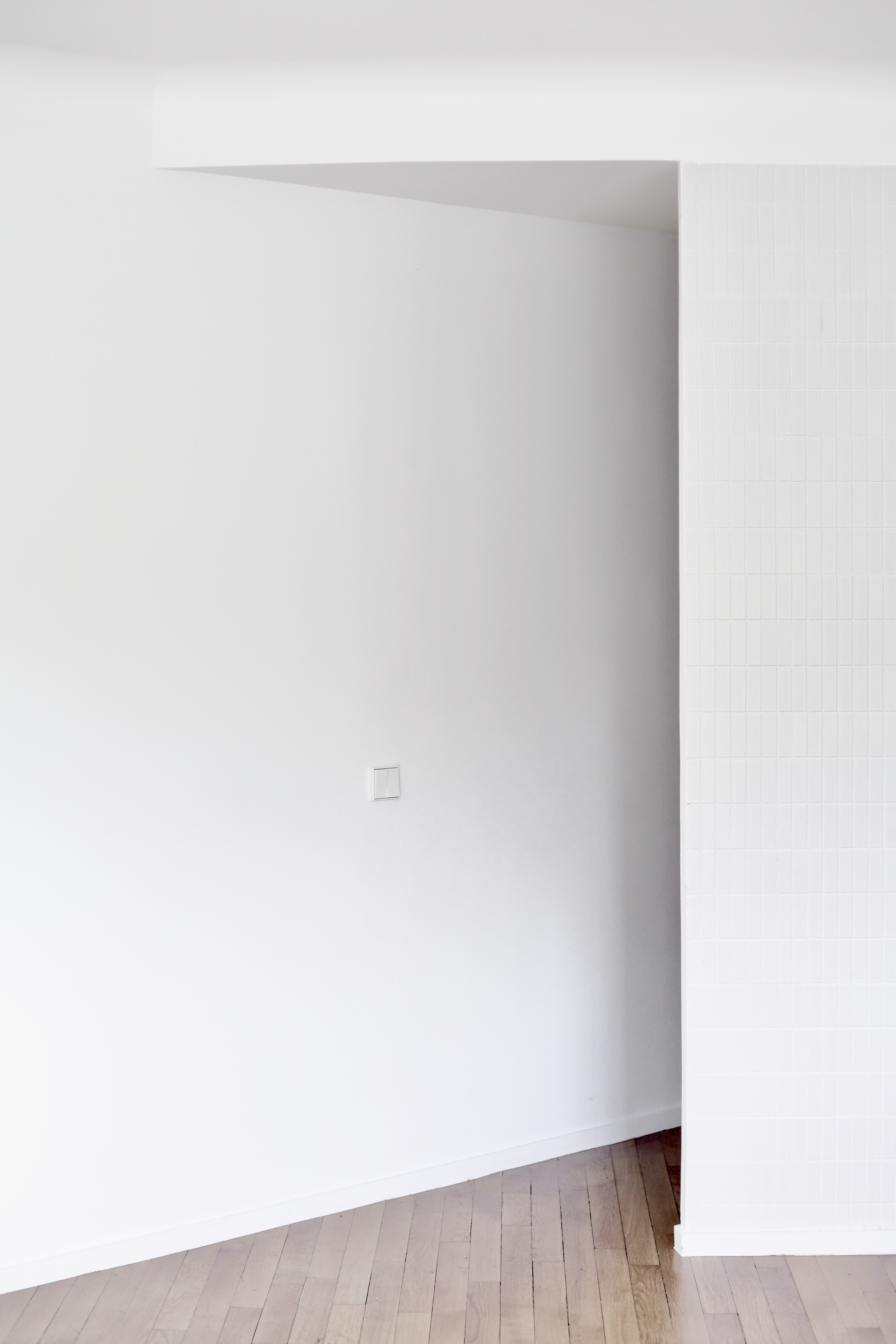 remi lassauvetat architecte urbaniste, projet de rénovation d'appartement, détail de composition autour d'un interrupteur JUNG, Paris, métro Glacière, 75