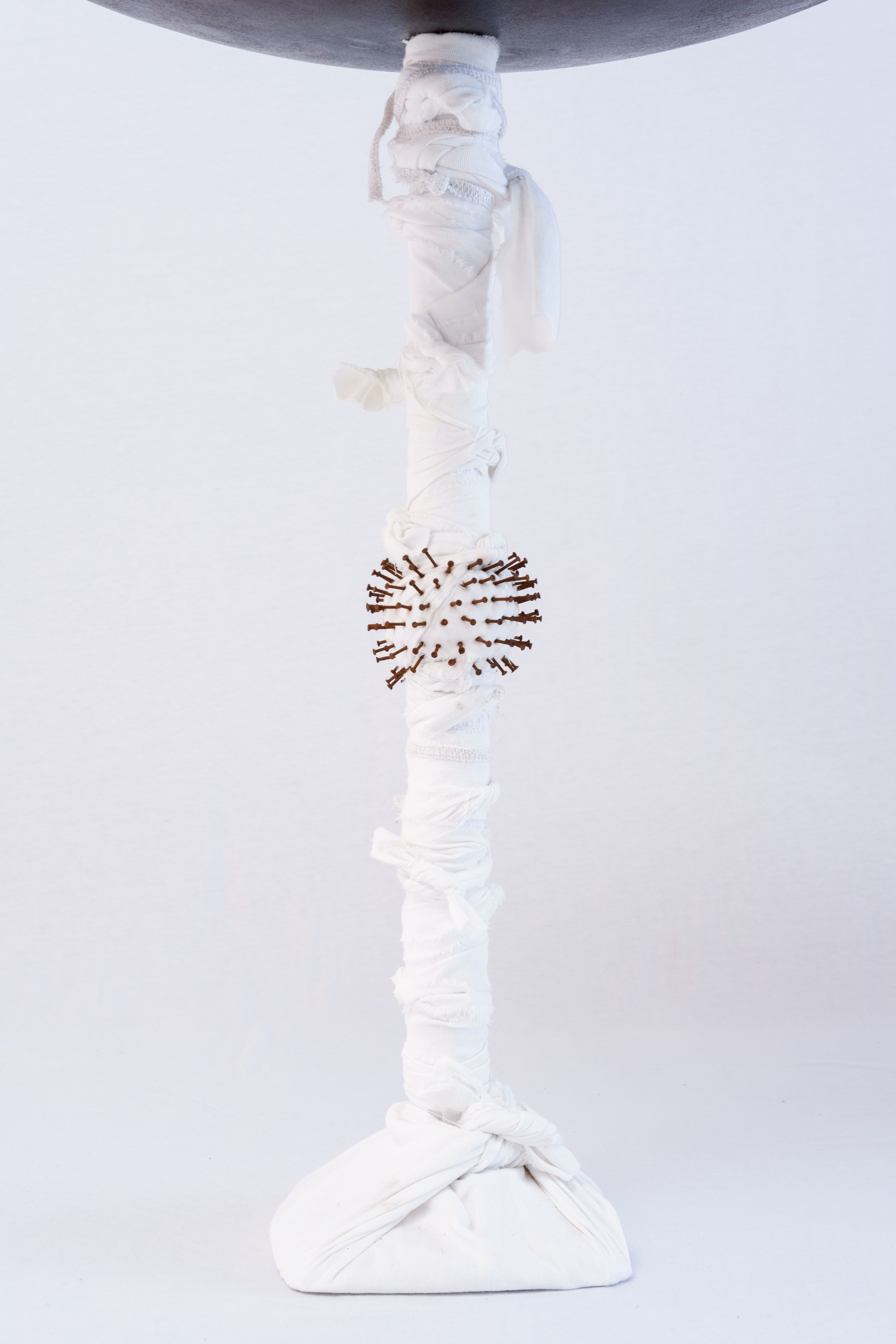 AS CONTAS DO MEU ROSÁRIO SÃO BALAS DE ARTILHARIA (4)Ferro, lápis lazuli, tecido e vidro. 148 x 58 x 18 cm. 2024