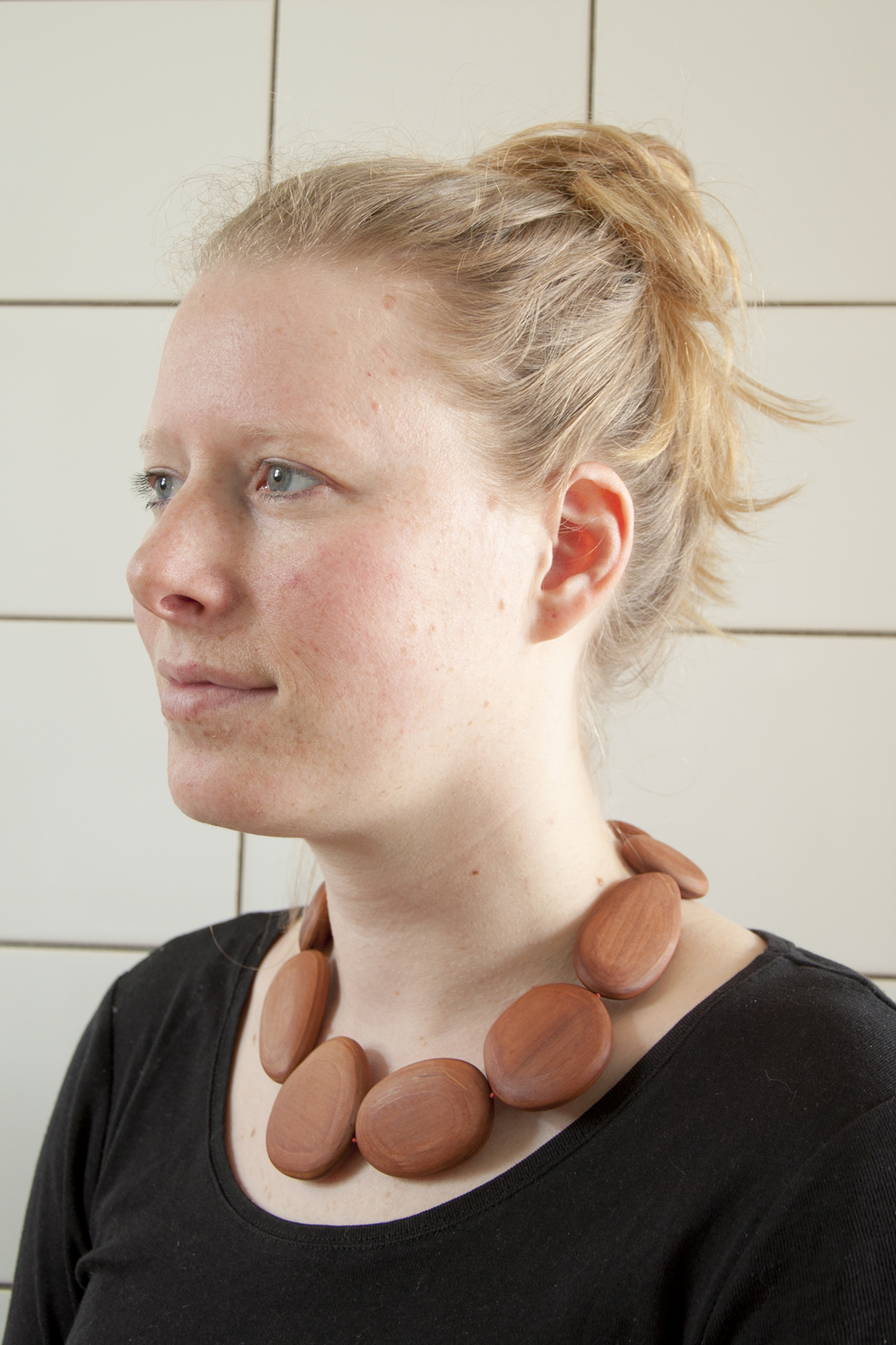 im Fluss | necklace | 2019 | cherry wood, magnet, thread