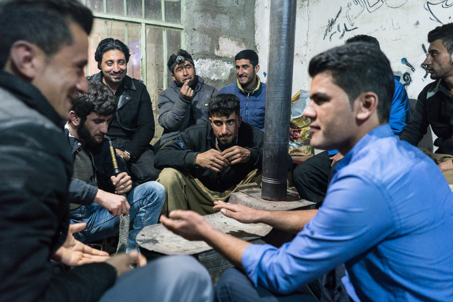 Village de Zale, Kurdistan, Irak, f&eacute;vrier 2017 Les travailleurs attendent les camions et les mules, parfois jusqu'&agrave; 3h du matin.