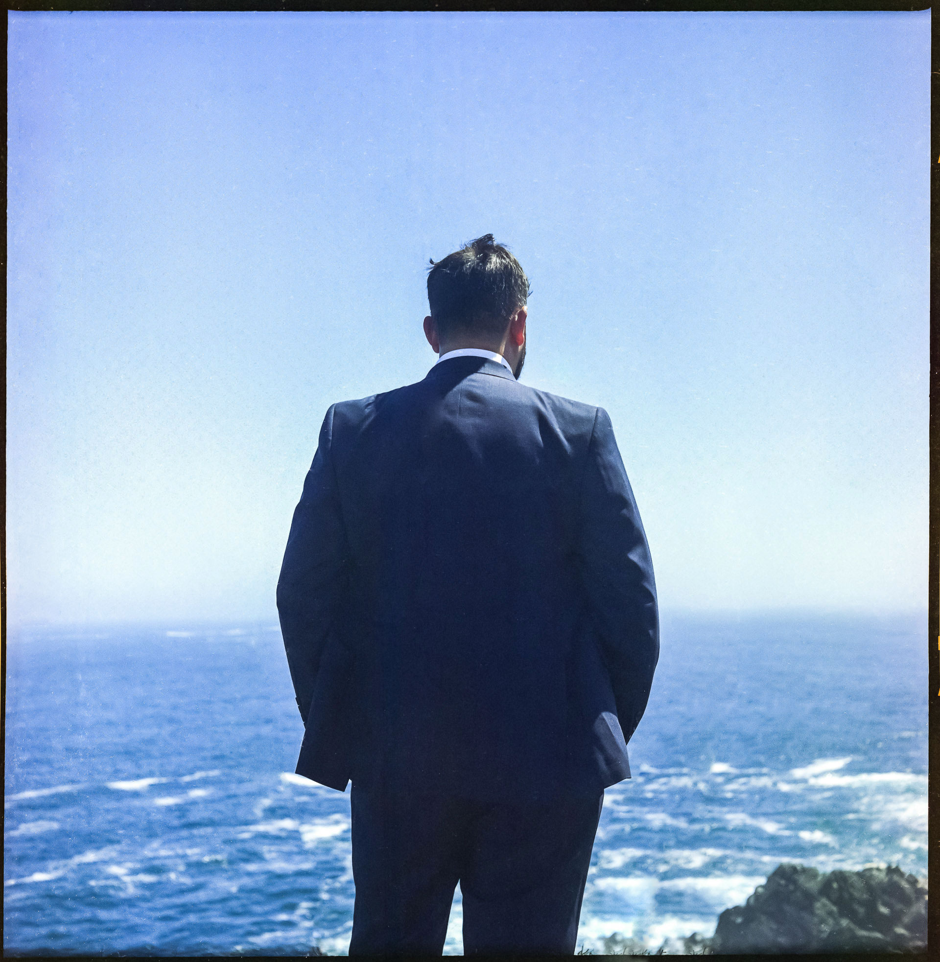 For a chilean citizen, the sea in the background instantly takes you out of the capital, Santiago (only region without access to the coast). The photo is a mention for the provinces and a reminder of nature as an element that unites the entire country. 