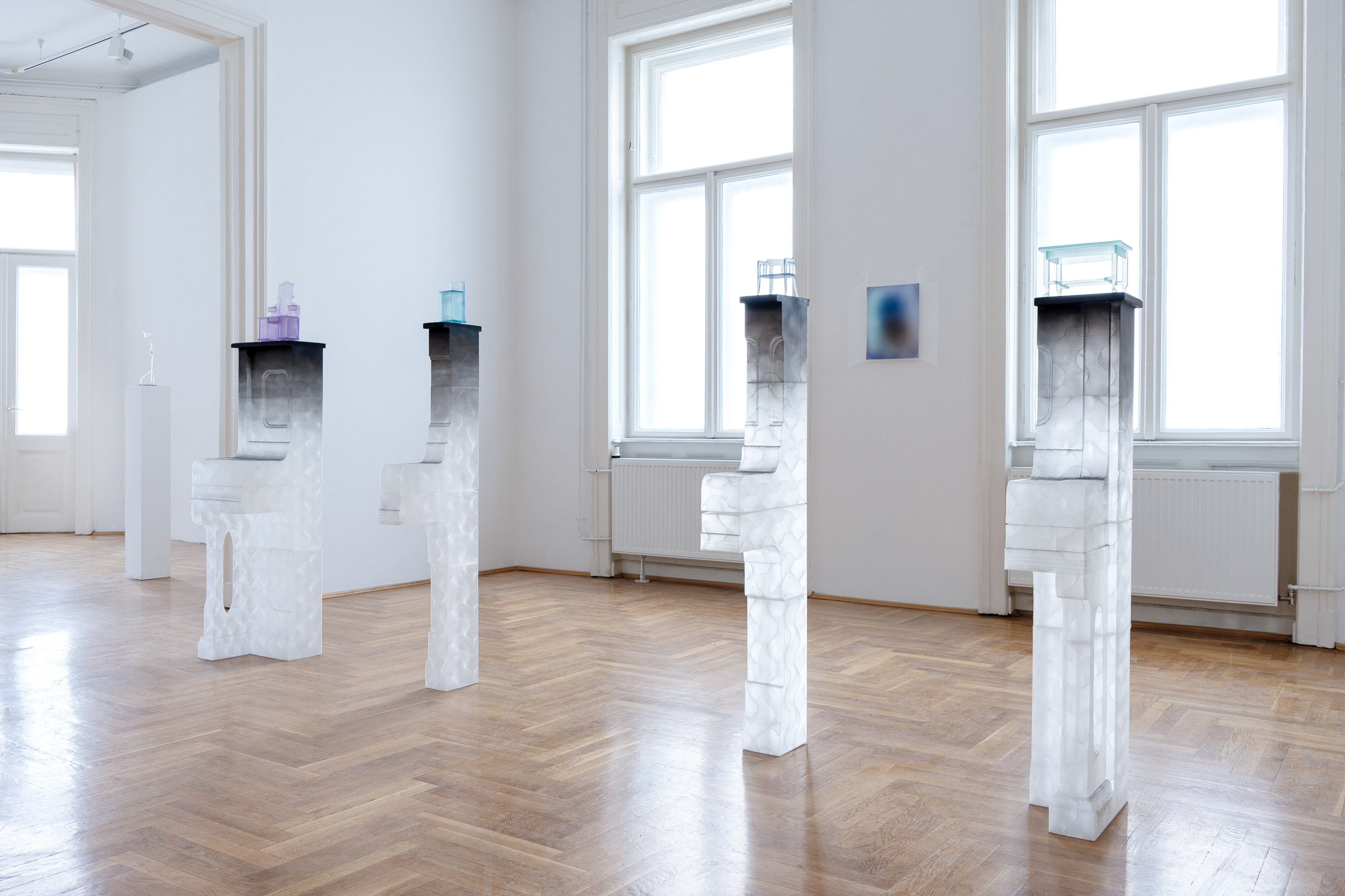 RUNNING UP THAT HILL by SZILVIA BOLLA at GLASSYARD GALLERY curated by BARNABÁS ZEMLÉNYI-KOVÁCS [from 20240322 to 20240524] [Photo: Áron Lődi]