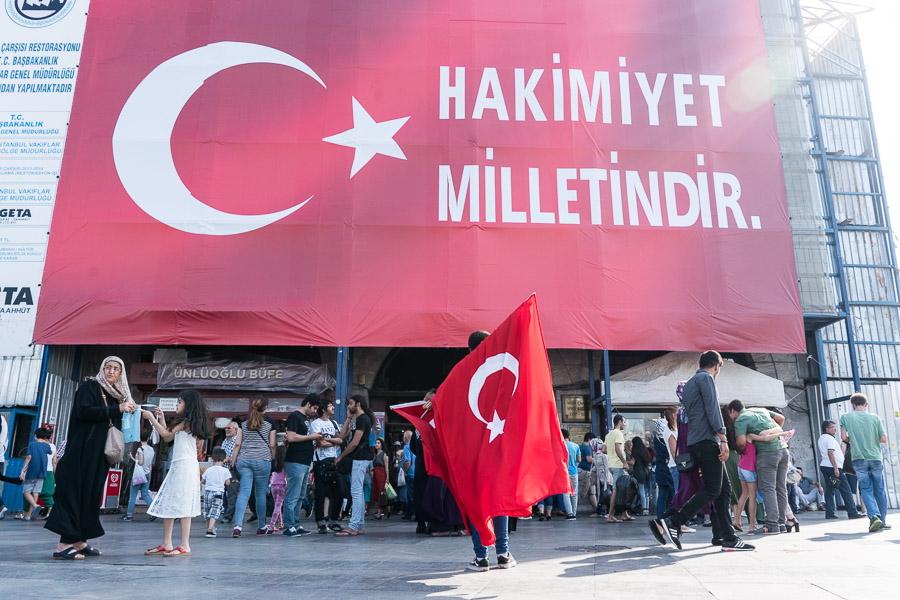 Apr&egrave;s le coup d'&eacute;tat, partout &agrave; Istanbul, les drapeaux ont fleuri.