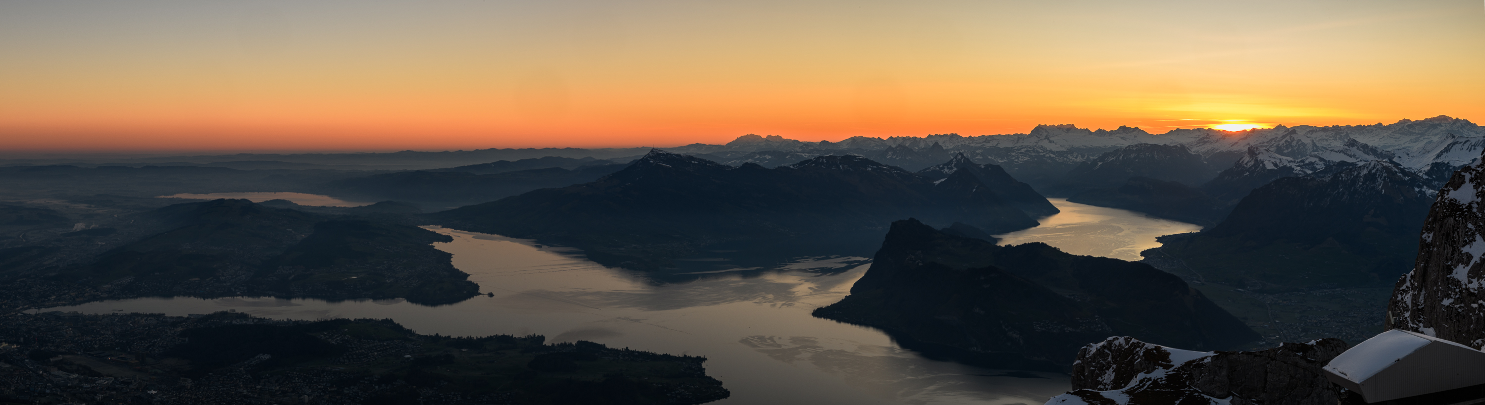 Vue du lac des quatre cantons. Levé de soleil.