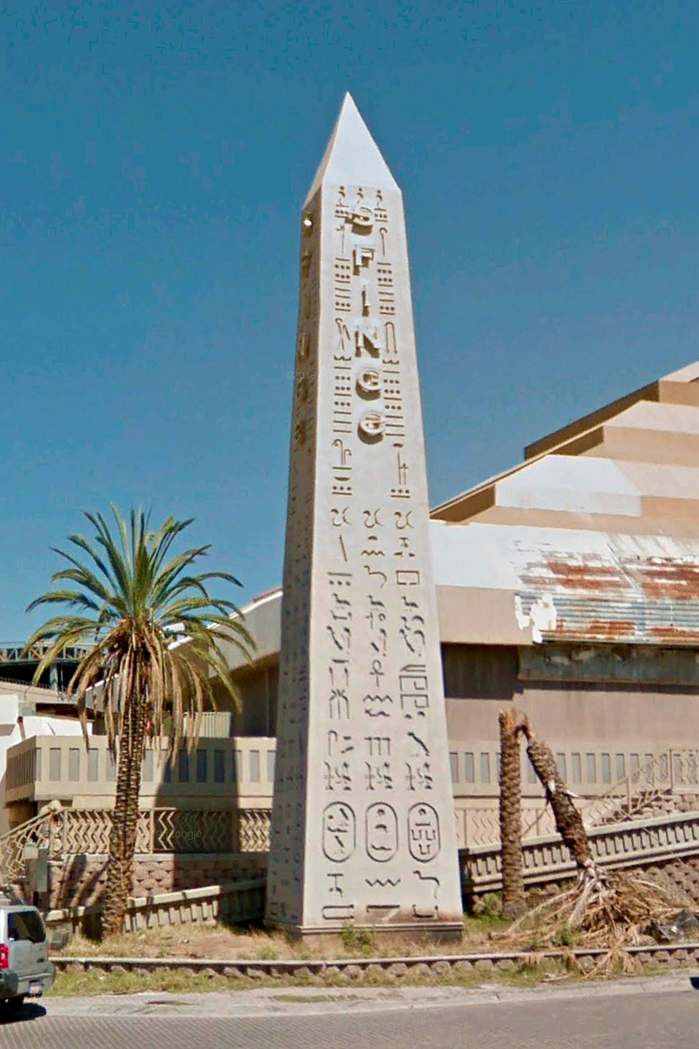 Chetumal Zona PRONAF. Sfinge fue una de las discotecas más exclusivas de la Ciudad en Zona Pronaf.  Como muchos de los negocios de esta zona, hoy se encuentra en abandono y en mal estado.  El lugar era famoso por sus fiestas de espuma