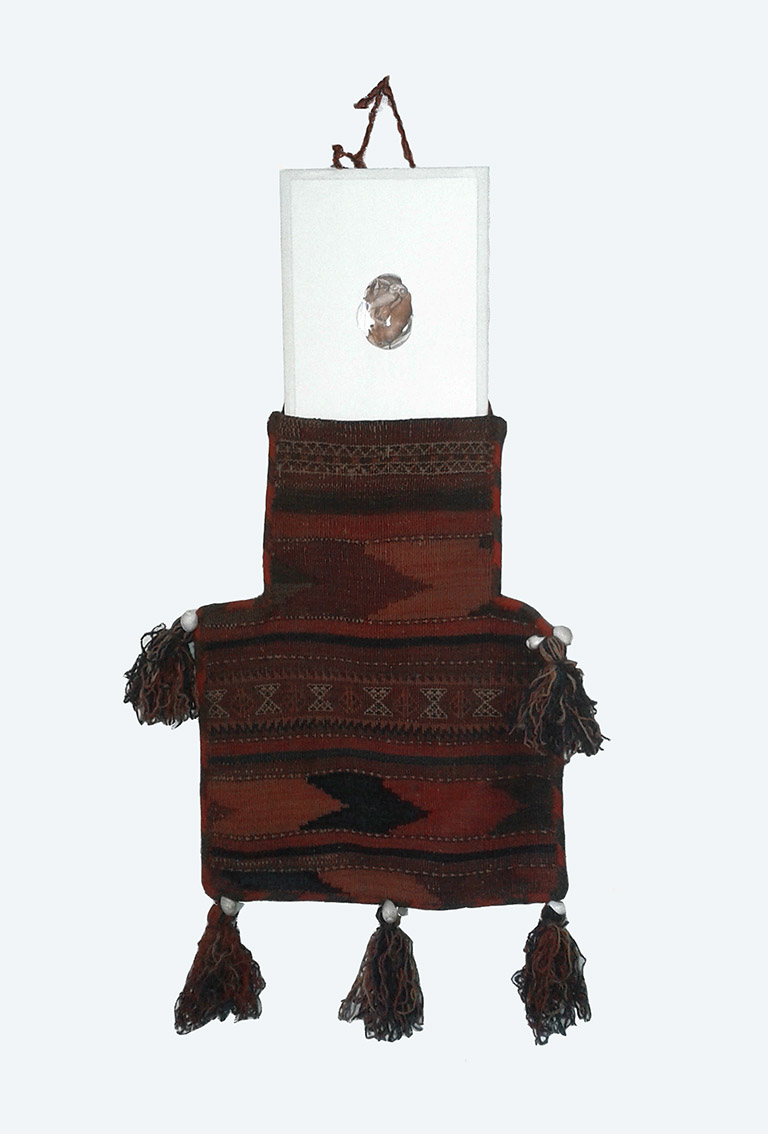 Micro-installation d’un collage dans un objet d’une autre provenance, 2017. 52 x 36 cm.