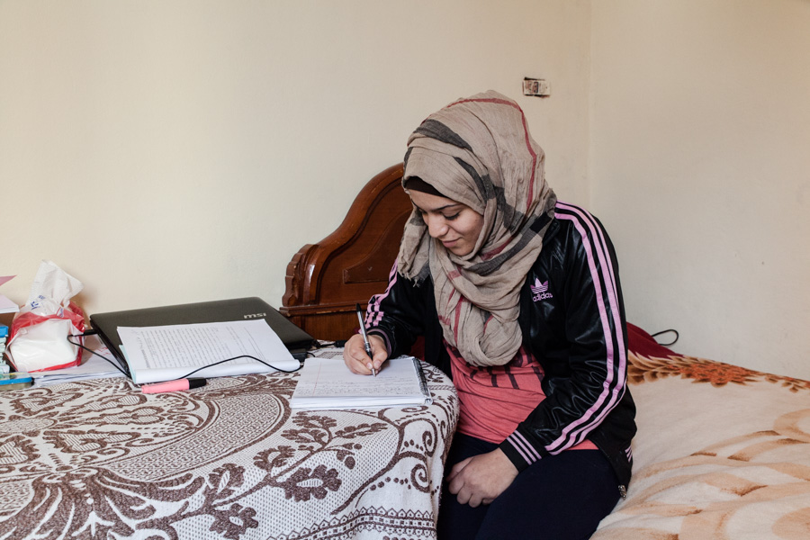  Beddawi Camp, Tripoli, north Lebanon Etudiante en sociologie &agrave; Tripoli, Yasmine a fuit il y a deux ans le camp de Yarmouk en Syrie. Elle a tout abandonn&eacute; l&agrave;-bas, sa vie et ses affaires. Elle regrette le temps d'avant la guerre, la vie &agrave; Yarmouk &eacute;tait bien meilleure que celle dans les camps du Liban. En Syrie, les Palestiniens &eacute;taient consid&eacute;r&eacute;s comme des citoyens de plein droit. Ils pouvaient travailler, &eacute;tudier...vivre. Maintenant &eacute;tudier est devenu la priorit&eacute; &agrave; ses yeux, elle veut r&eacute;ussir. Elle est enthousiaste, d&eacute;termin&eacute;e, positive. Elle veut pouvoir faire changer les choses dans la soci&eacute;t&eacute; palestinienne - c'est pour &ccedil;a qu'elle a choisi la sociologie. Ne pas &ecirc;tre totalement libre de faire ce qu'elle voudrait lui p&egrave;se. Quand elle a le temps, et pour gagner un peu d'argent, elle aime travailler avec les enfants, monter des projets pour eux, notamment pour permettre &agrave; ceux qui ont connu le traumatisme de la guerre d'exprimer leurs &eacute;motions. Plus tard elle aimerait voyager aussi, voir un peu le monde. Pour mieux revenir.