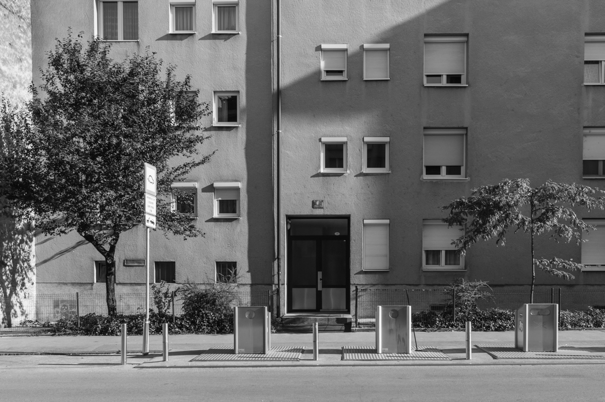 Stanovanjski blok PTT na Vrhovčevi ulici, Ljubljana / 1958, Marjan Le&scaron;nik