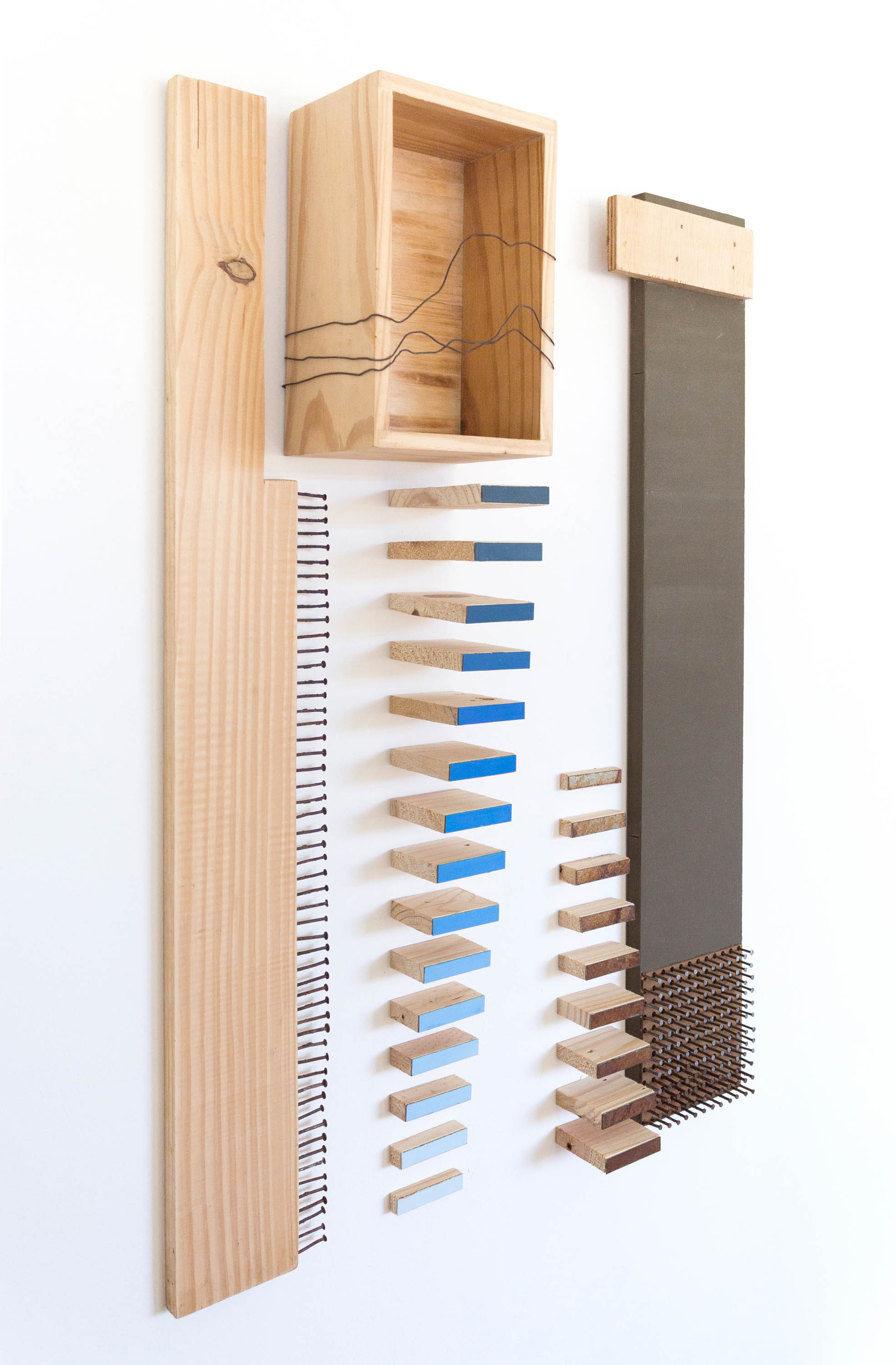 OBJETO PAISAGEM 1Madeira, ferro, prego, arame, cimento e tinta. 90 x 64 x 12 cm. 2018