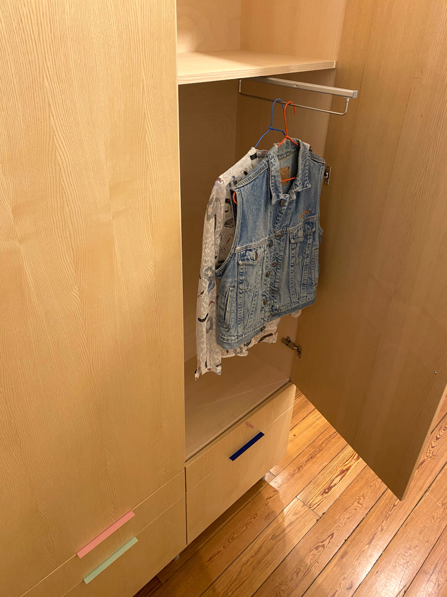  Garderobenschrank mit bunten Griffen -  Ausziehbare Kleiderstange zur Aufhängung von Jacken bei geringer Korpustiefe.