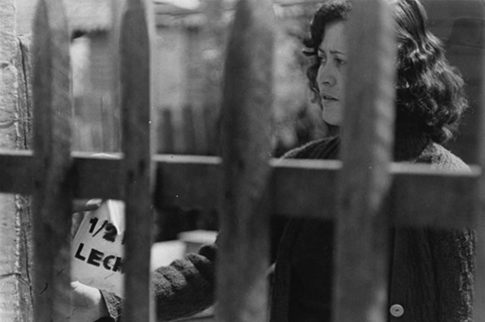 C.A.D.A.Para no morir de hambre en el arte, 1979Acción de arte documentada por un video y 7 imágenes fotográficas, envase original de la bolsa de lecheVideo: 5’ 28’’Imágenes: 38,5 x 28 cmEnvase de leche: 24 x 15,5 cmFoto ©Paz Errázuriz