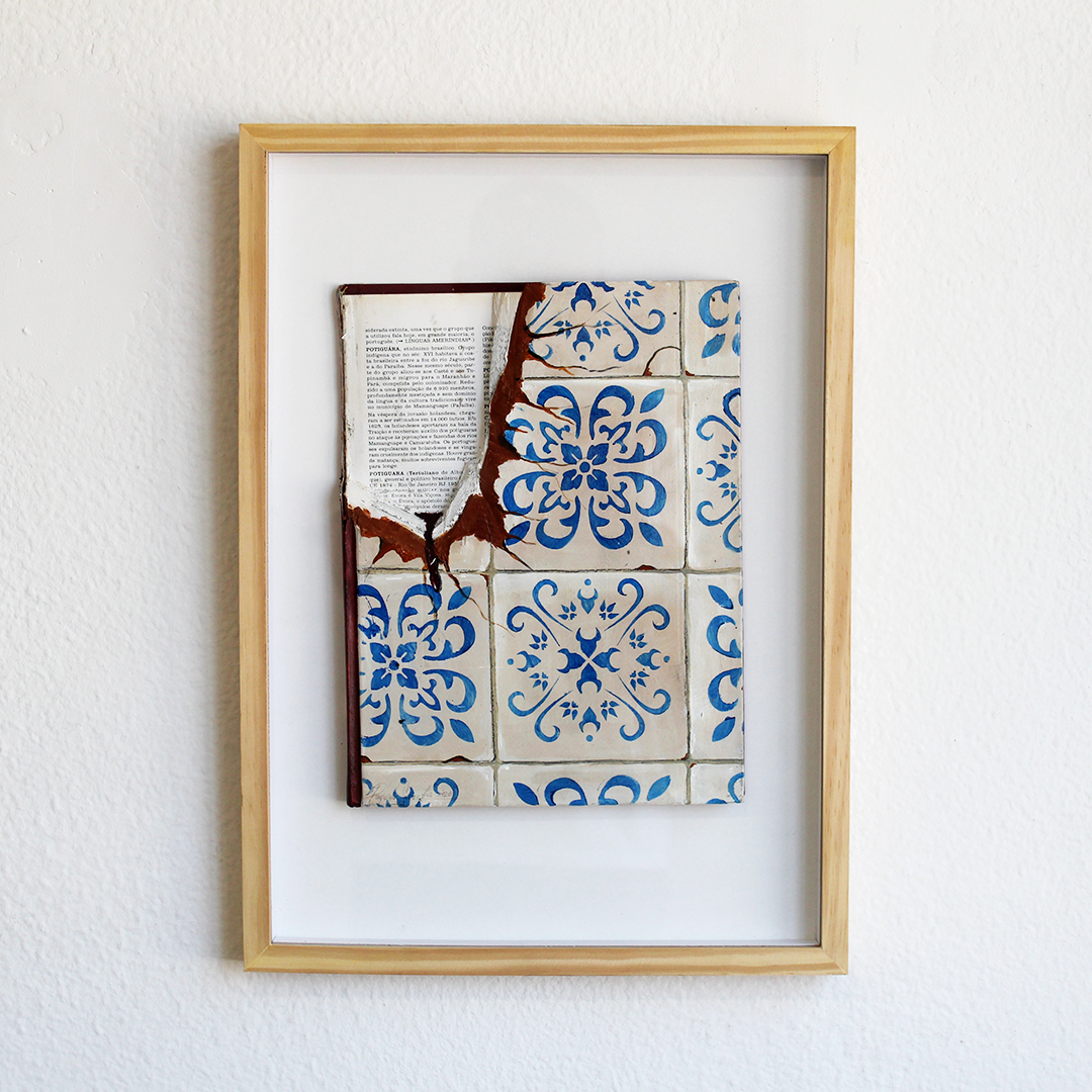 A grande matança, 2023. Acrílica sobre enciclopédia, 45 x 33 cm. 