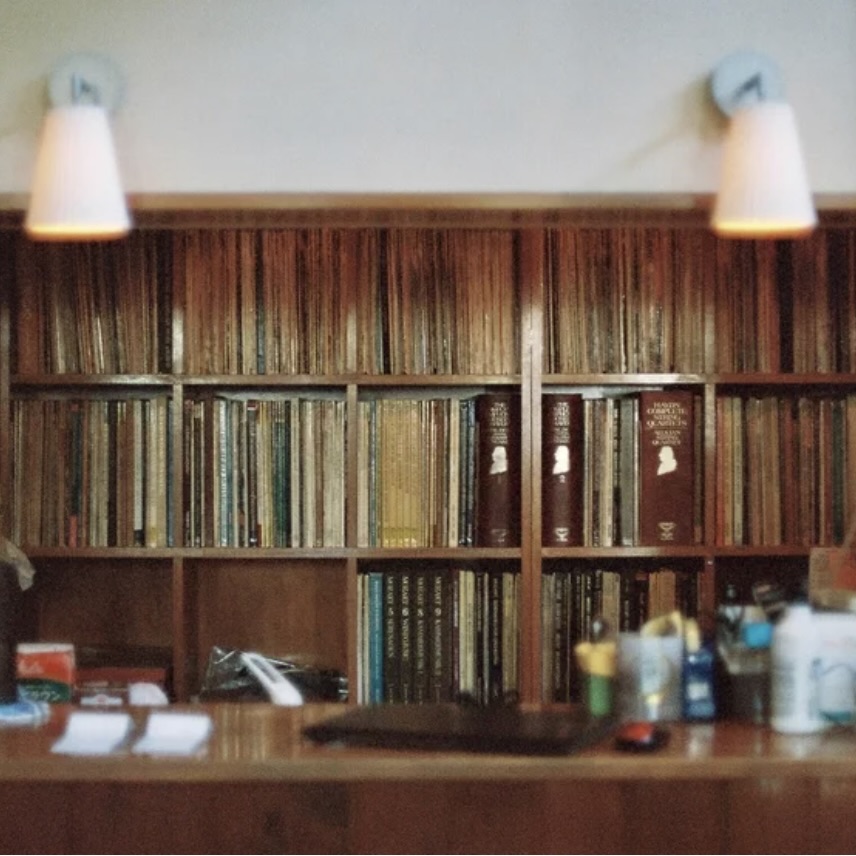 音のために建物の基礎から作られた「カフェブロッサム」