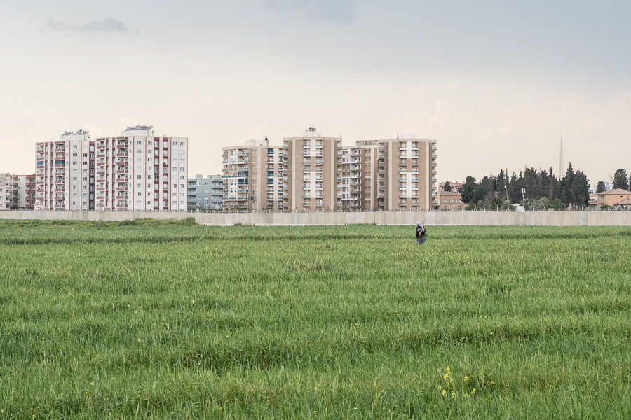 Qamishlo, f&eacute;d&eacute;ration d&eacute;mocratique du nord de la Syrie, avril 2018. D&eacute;sormais, un mur a &eacute;t&eacute; construit tout le long de la fronti&egrave;re turco-syrienne par la Turquie afin de la rendre &eacute;tanche &agrave; tout passage. Les populations du c&ocirc;t&eacute; syrien sont r&eacute;guli&egrave;rement prises pour cible par les soldats turcs.