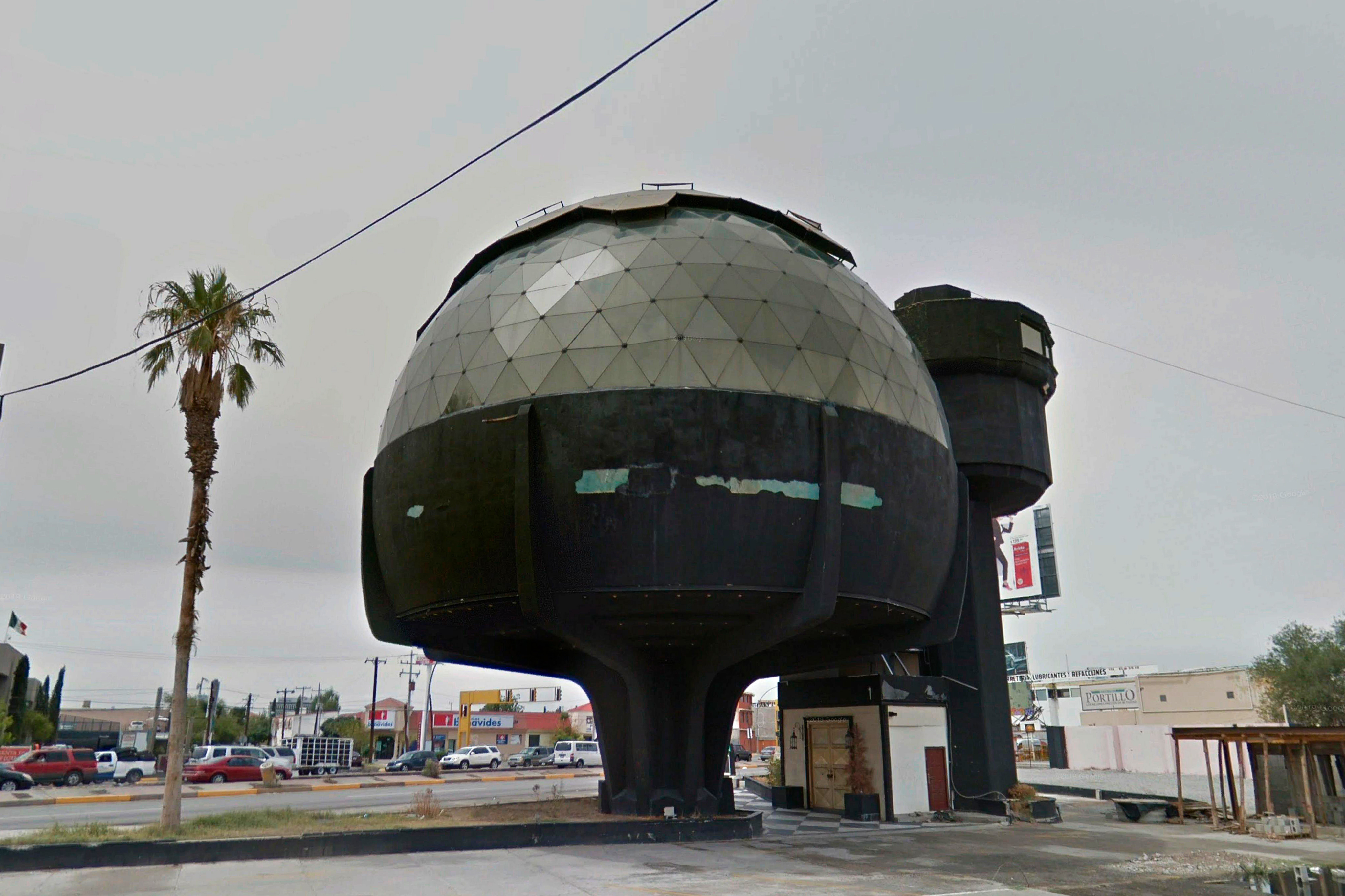 Av. Paseo Triunfo de la República. El edificio Gardié fue construido en 1988 y fue utilizado como estación de radio, restaurante, oficinas de partidos políticos, galería de arte y concesionario de automóviles, sin embargo su costoso mantenimiento no le permite prosperar.  La idea original era construir una heladería, de ahí toma la forma de un helado o cono de helado.