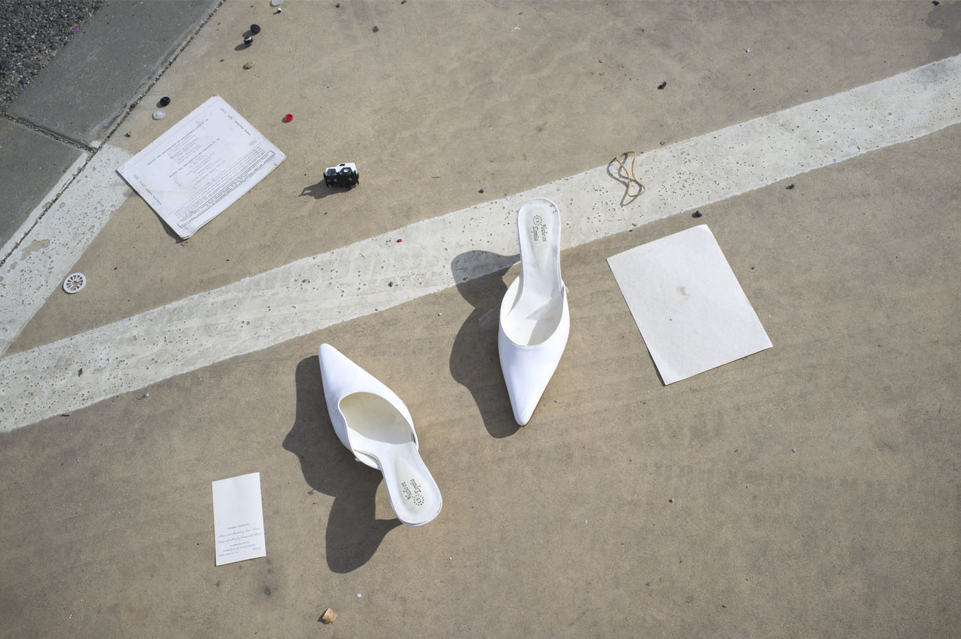 Fotografía zapatos blancos y línea blanca distopía territorios
